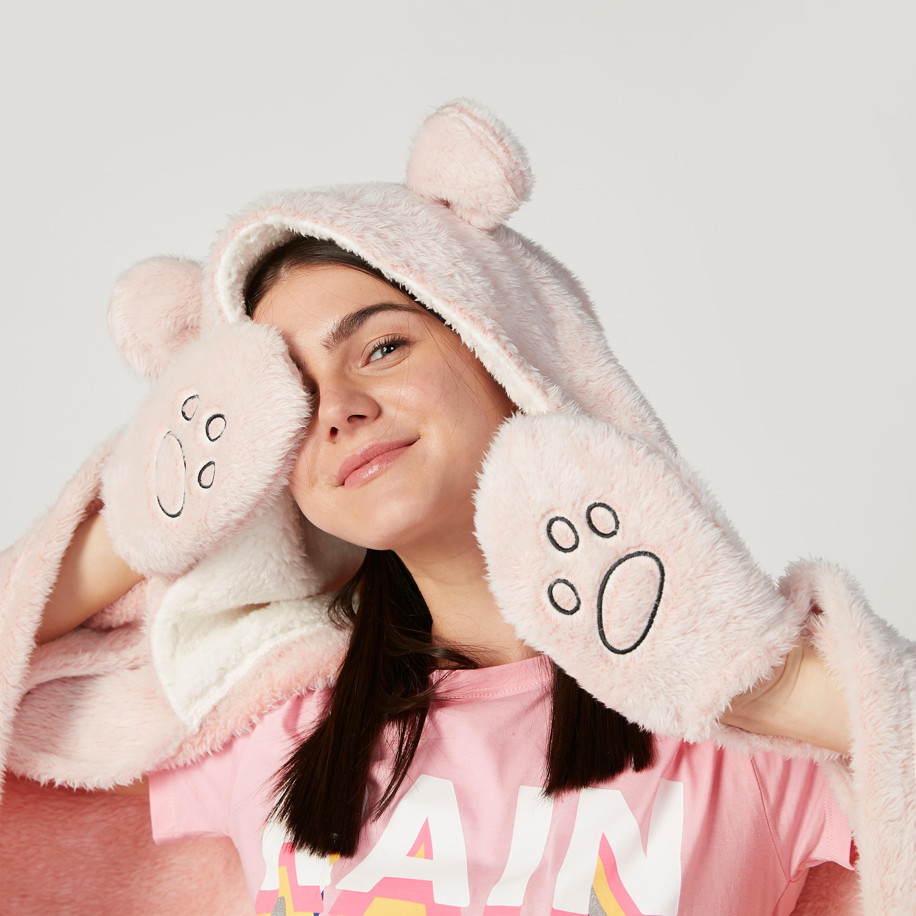 طقم بونشو بارز الملمس بقبّعة وتزيينات مع قفازات-women-clothing-nightwear-robes-image-3