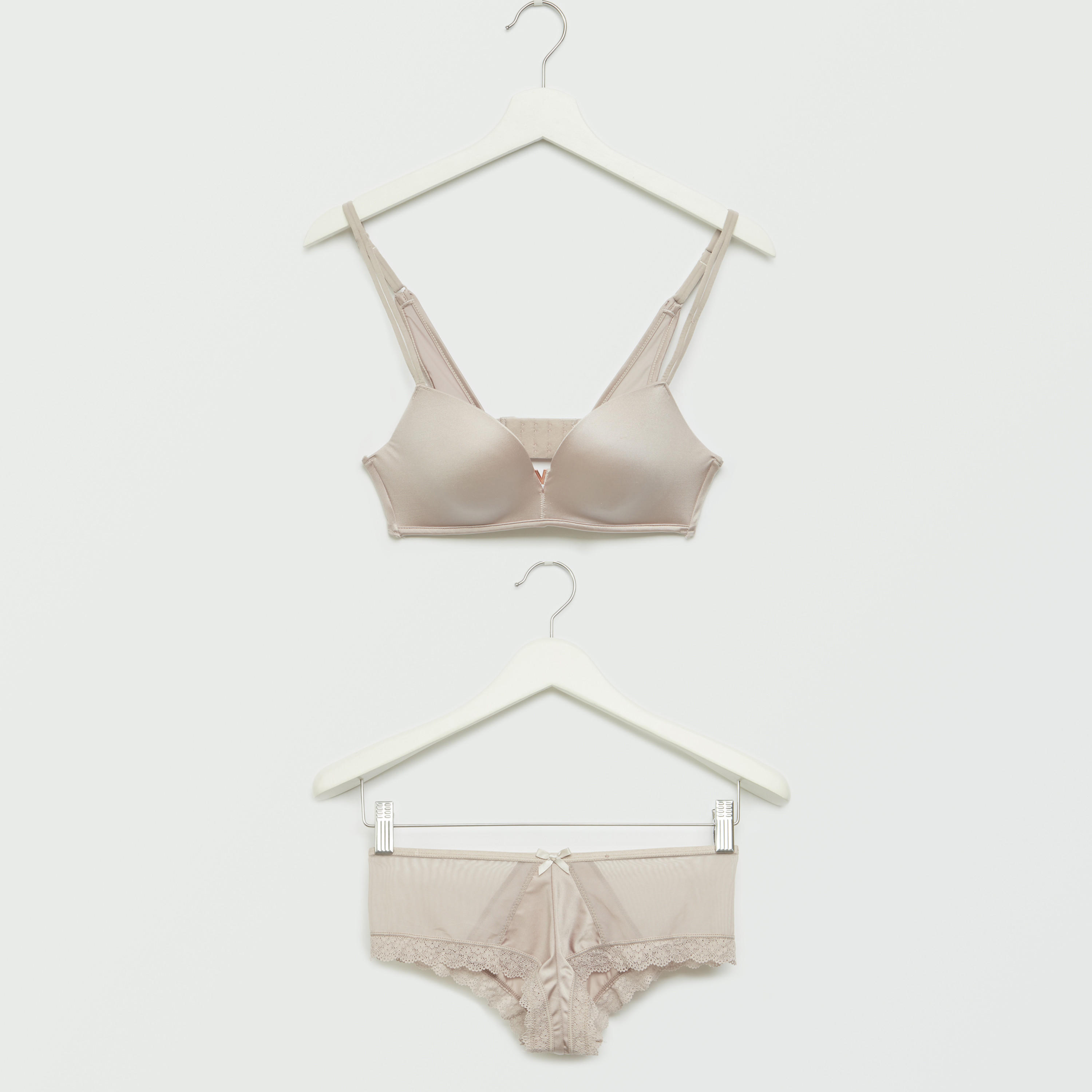 طقم سراويل داخلية وصدريّة بوش أب مبطّنة بتفاصيل دانتيل-women-clothing-lingerie-lingeriesets-image-1