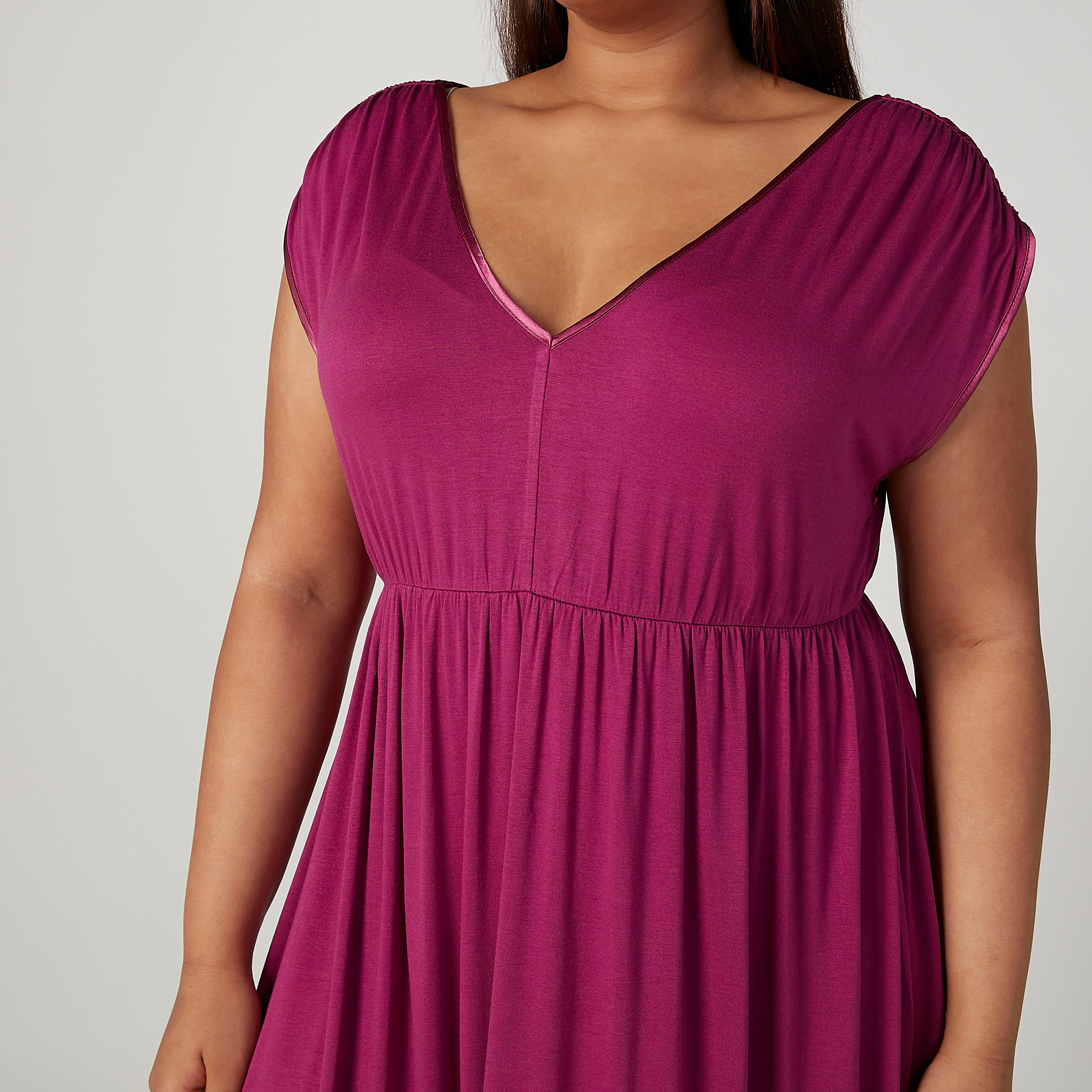 فستان سادة متوسط الطول بياقة V وأكمام متصلة-women-clothing-nightwear-nighties-image-3