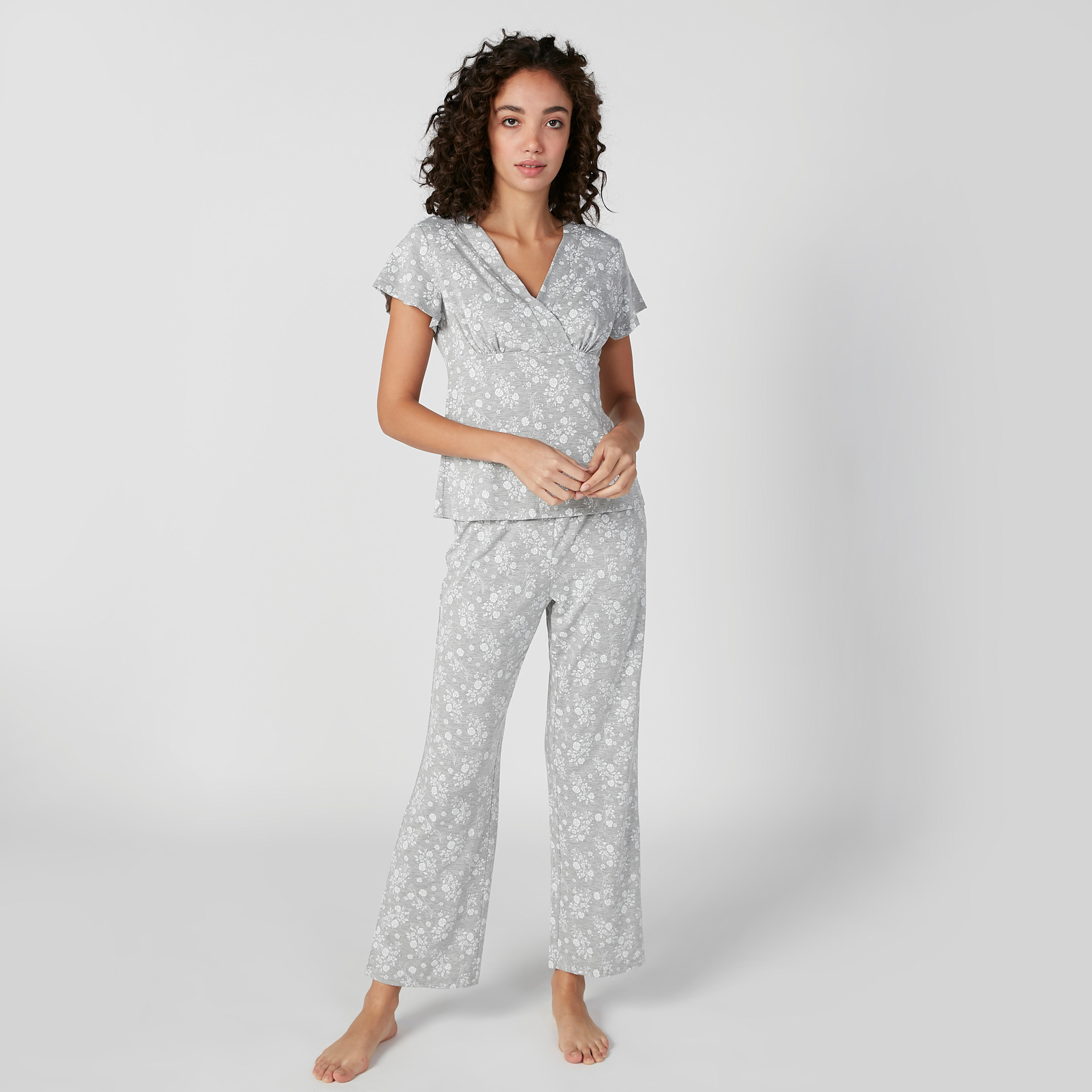 طقم بنطلون بيجاما وتيشيرت بياقة V وطبعات-women-clothing-nightwear-pyjamas-longsets-image-5