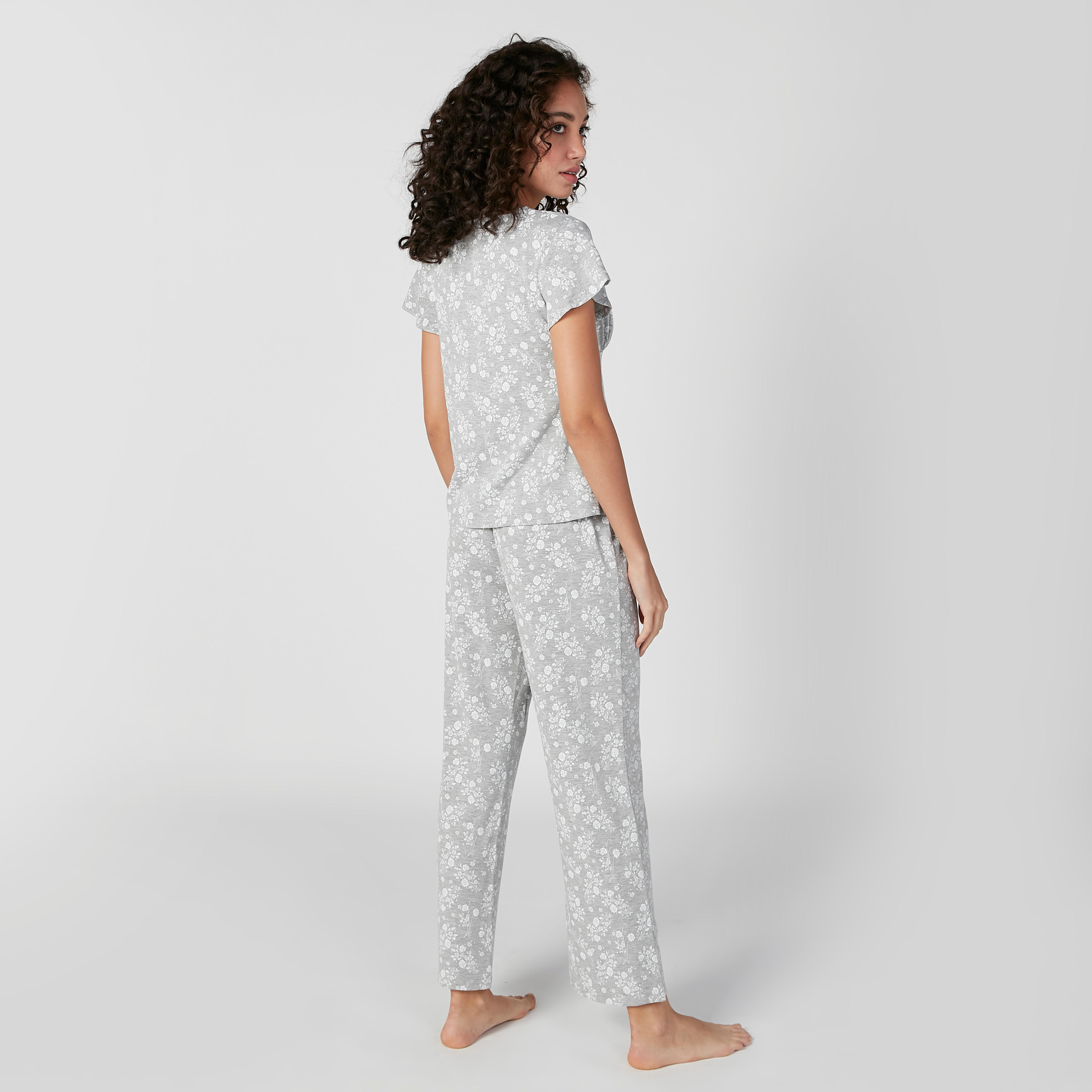 طقم بنطلون بيجاما وتيشيرت بياقة V وطبعات-women-clothing-nightwear-pyjamas-longsets-image-2