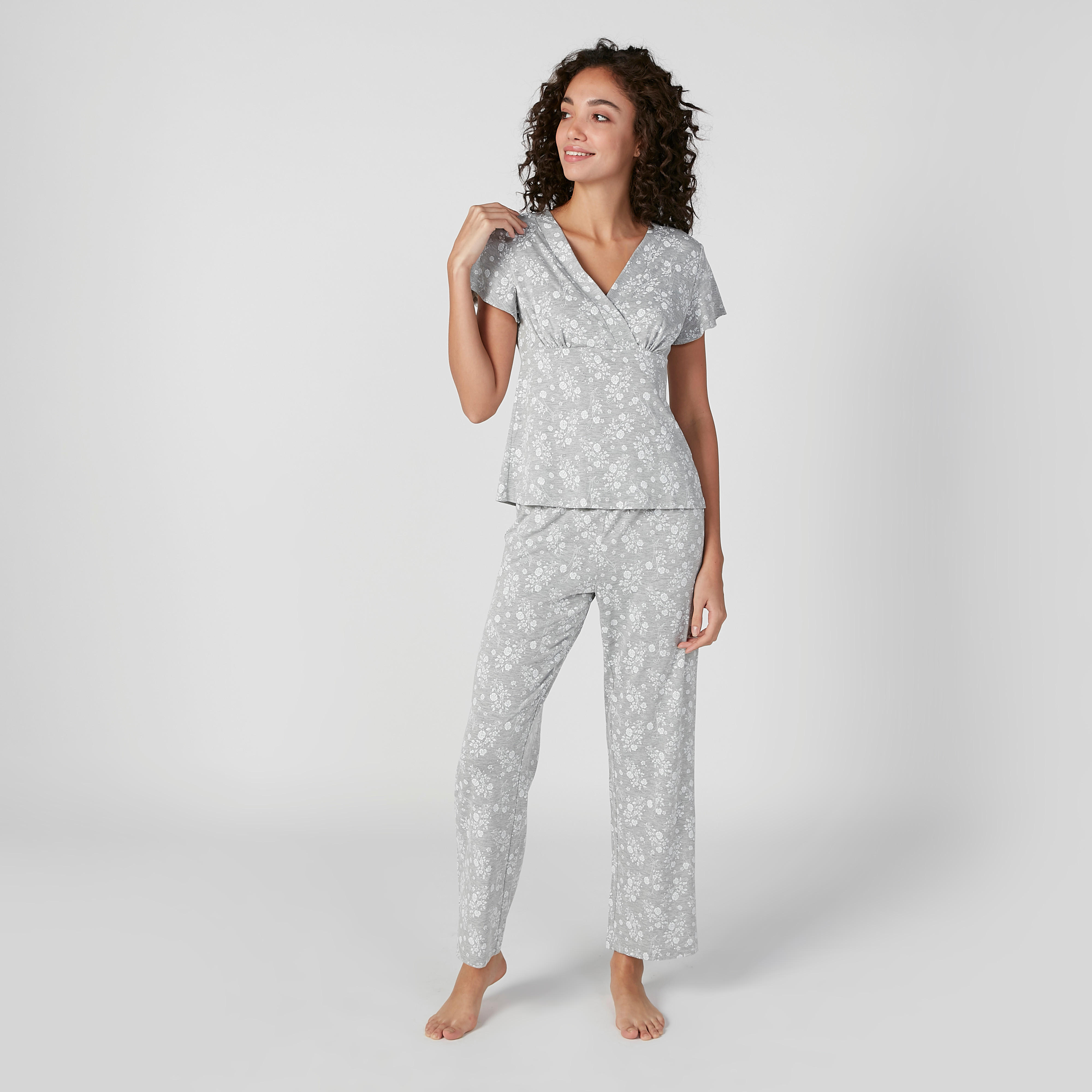 طقم بنطلون بيجاما وتيشيرت بياقة V وطبعات-women-clothing-nightwear-pyjamas-longsets-image-1
