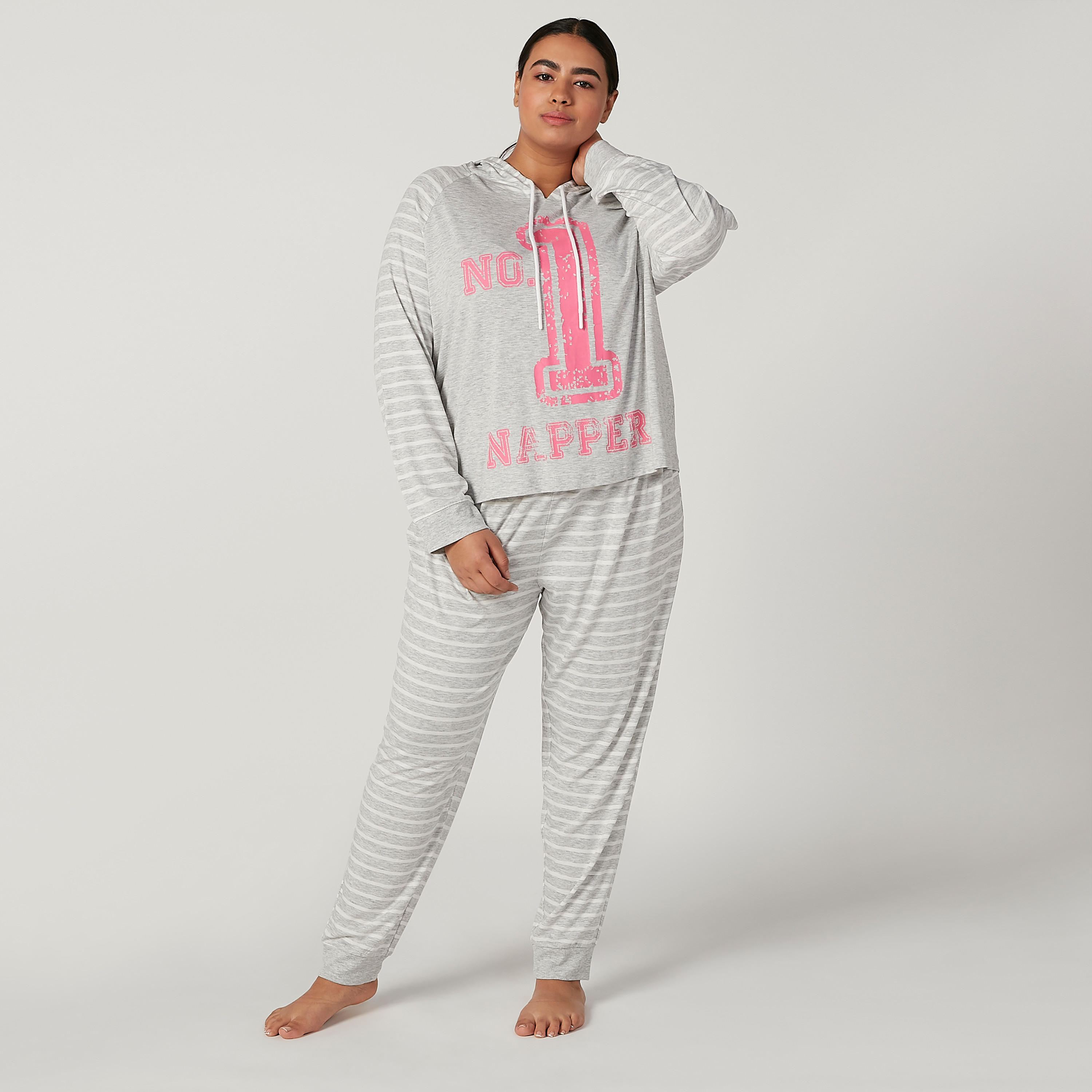 طقم بنطلون رياضي وتيشيرت بياقة قبعة وطبعات-women-clothing-nightwear-pyjamas-longsets-image-1