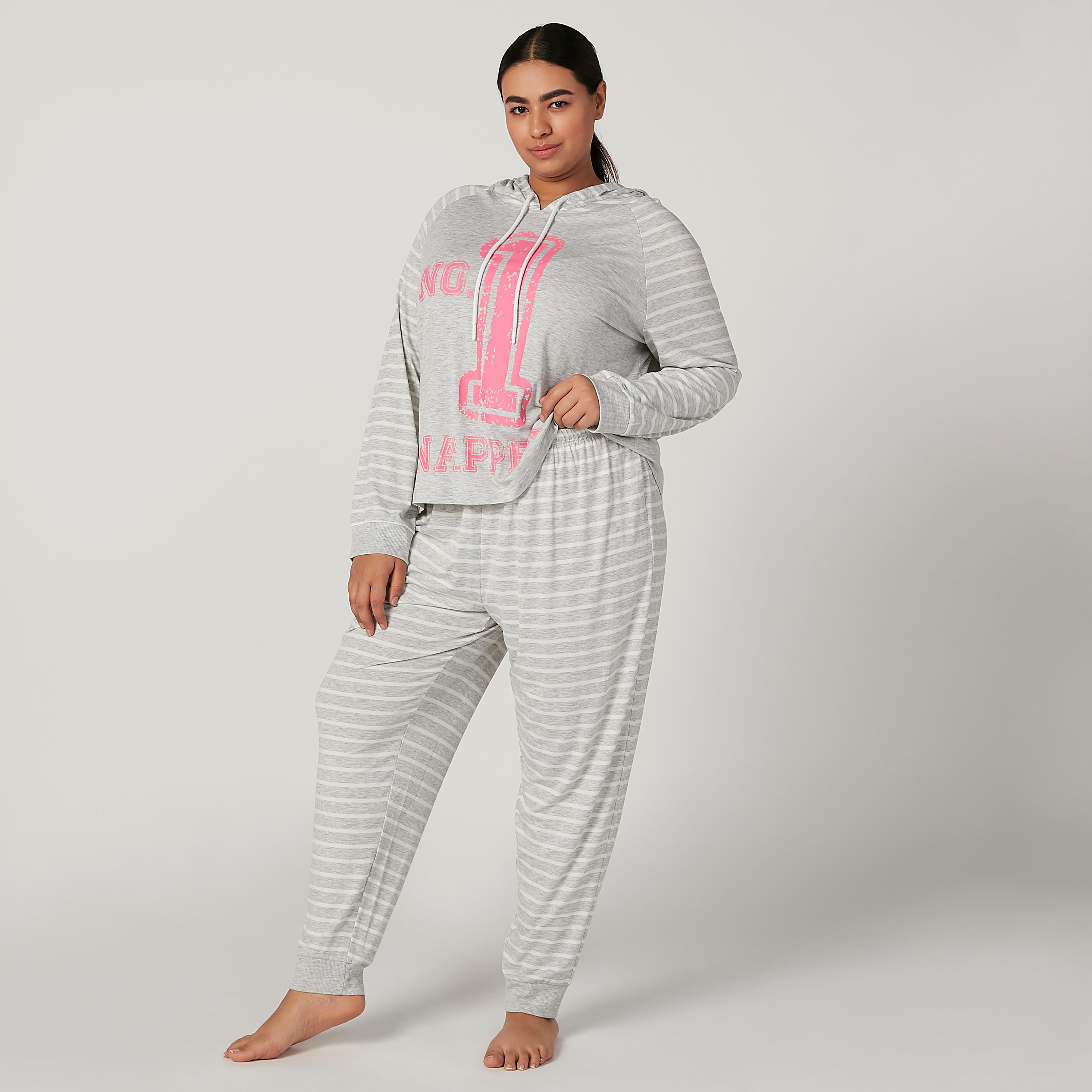 طقم بنطلون رياضي وتيشيرت بياقة قبعة وطبعات-women-clothing-nightwear-pyjamas-longsets-image-2