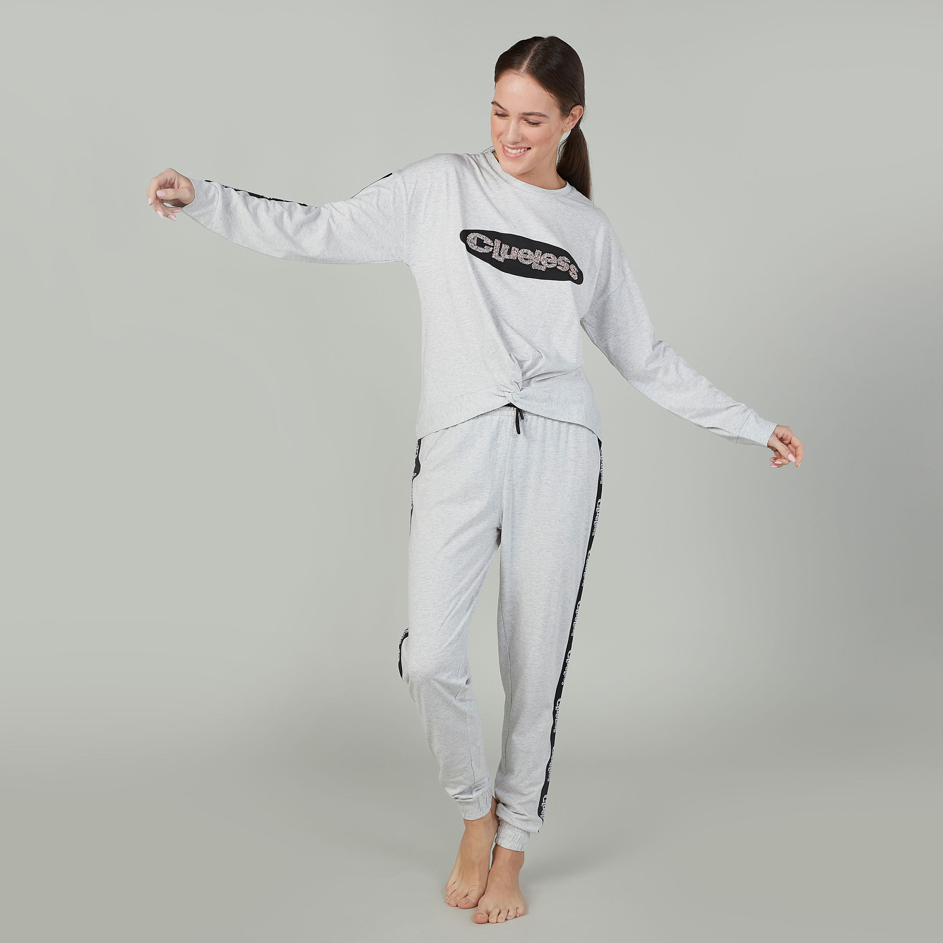 طقم مستدام من بنطلون رياضي وتيشيرت بأكمام طويلة وطبعات-women-clothing-nightwear-pyjamas-longsets-image-1