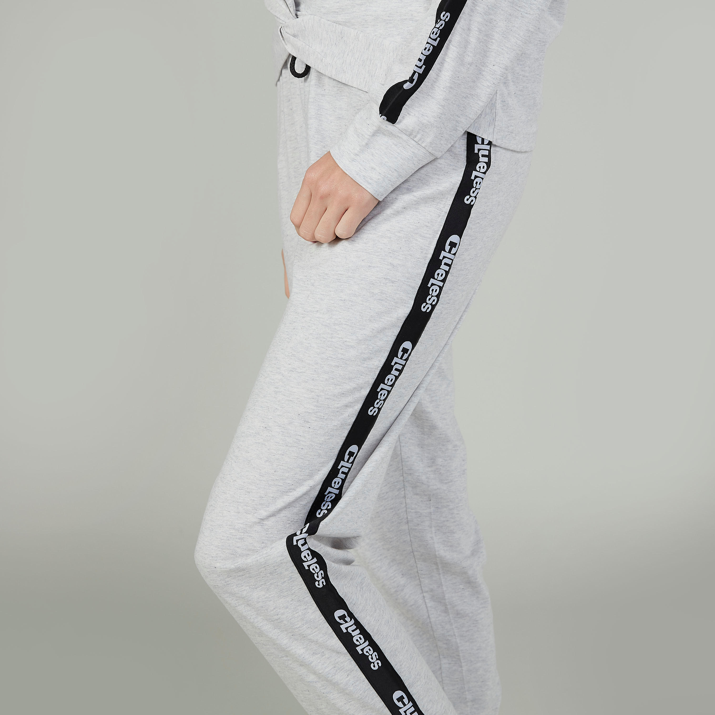 طقم مستدام من بنطلون رياضي وتيشيرت بأكمام طويلة وطبعات-women-clothing-nightwear-pyjamas-longsets-image-4