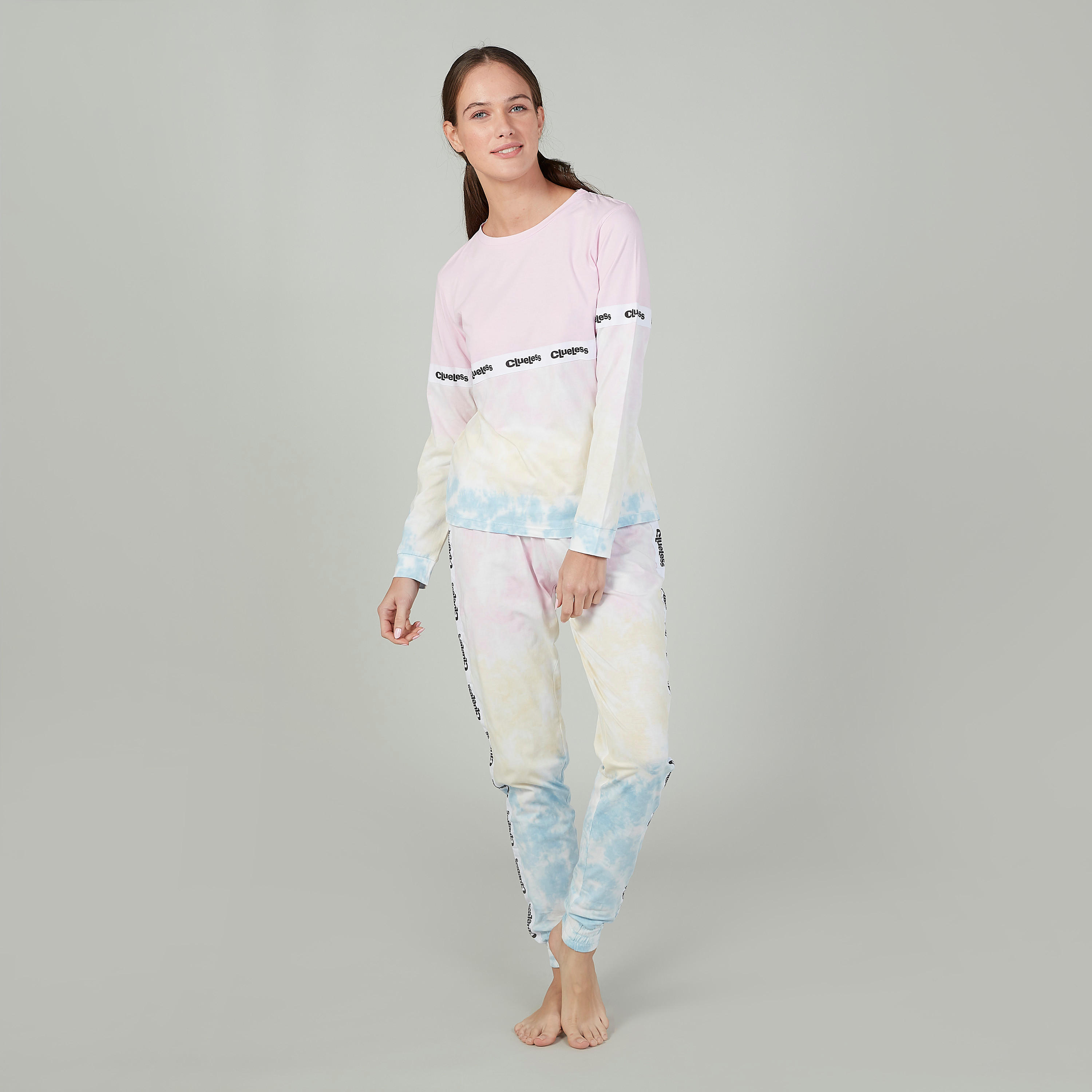 طقم مستدام من بنطلون رياضي وتيشيرت بأكمام طويلة وطبعات -women-clothing-nightwear-pyjamas-longsets-image-1