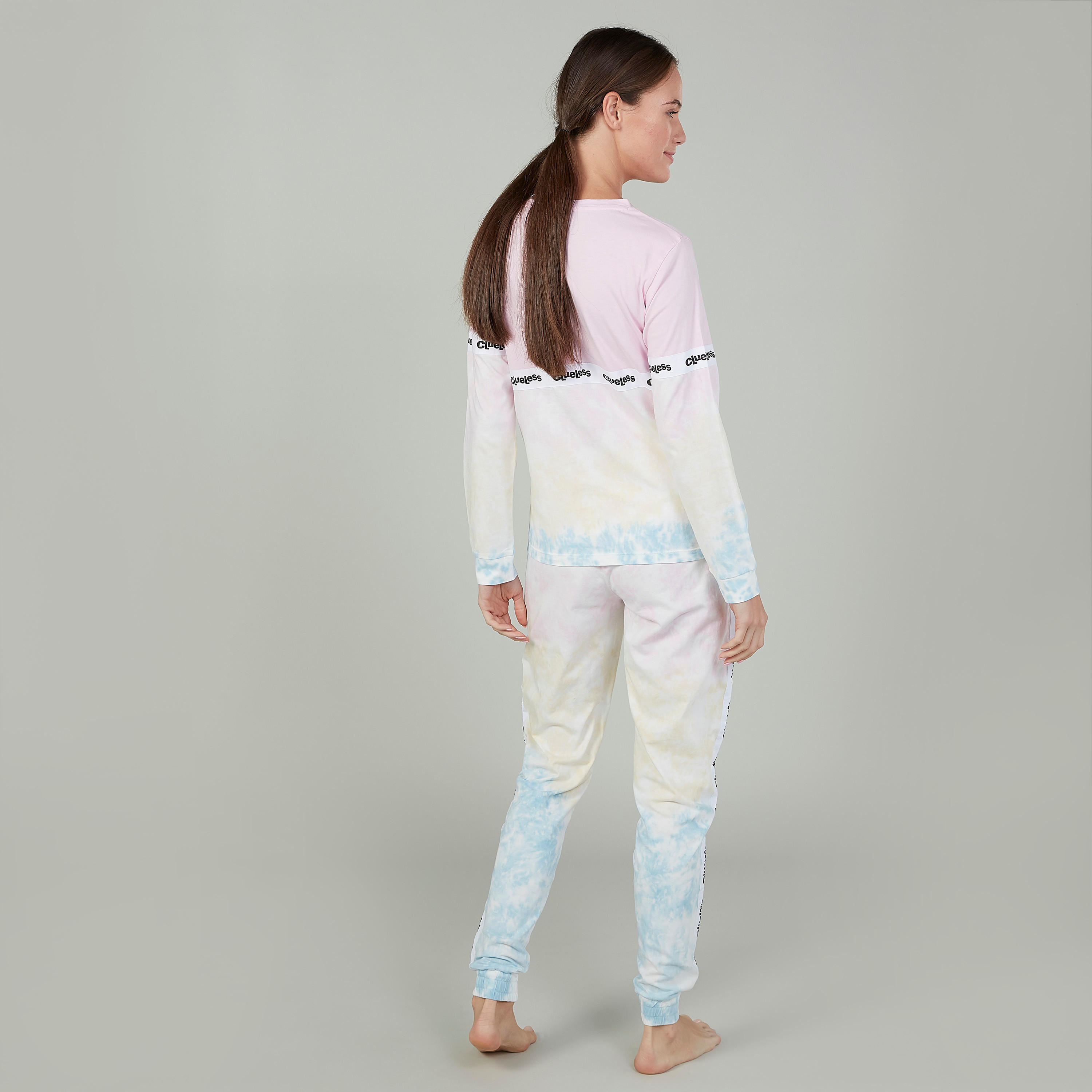 طقم مستدام من بنطلون رياضي وتيشيرت بأكمام طويلة وطبعات -women-clothing-nightwear-pyjamas-longsets-image-2