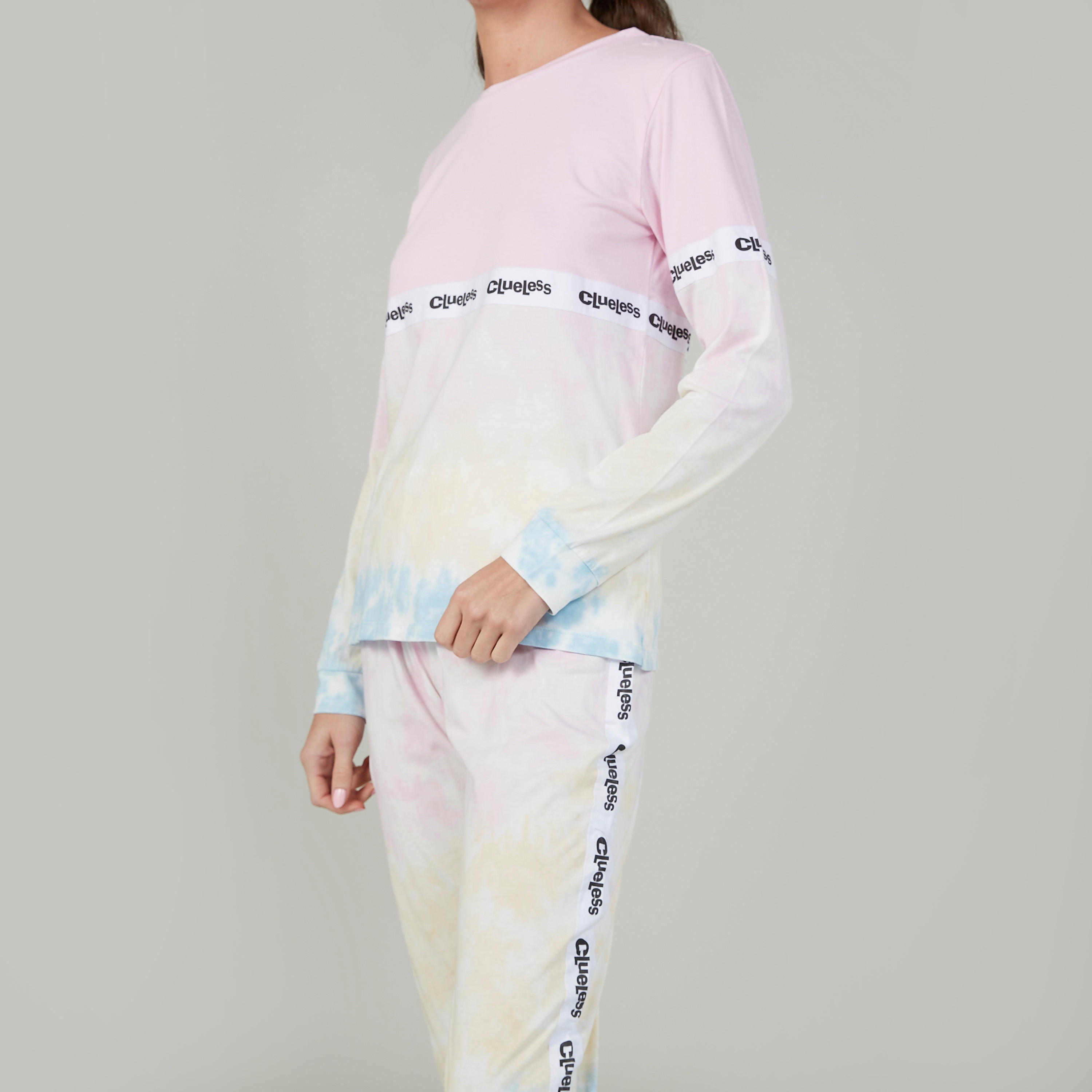 طقم مستدام من بنطلون رياضي وتيشيرت بأكمام طويلة وطبعات -women-clothing-nightwear-pyjamas-longsets-image-3
