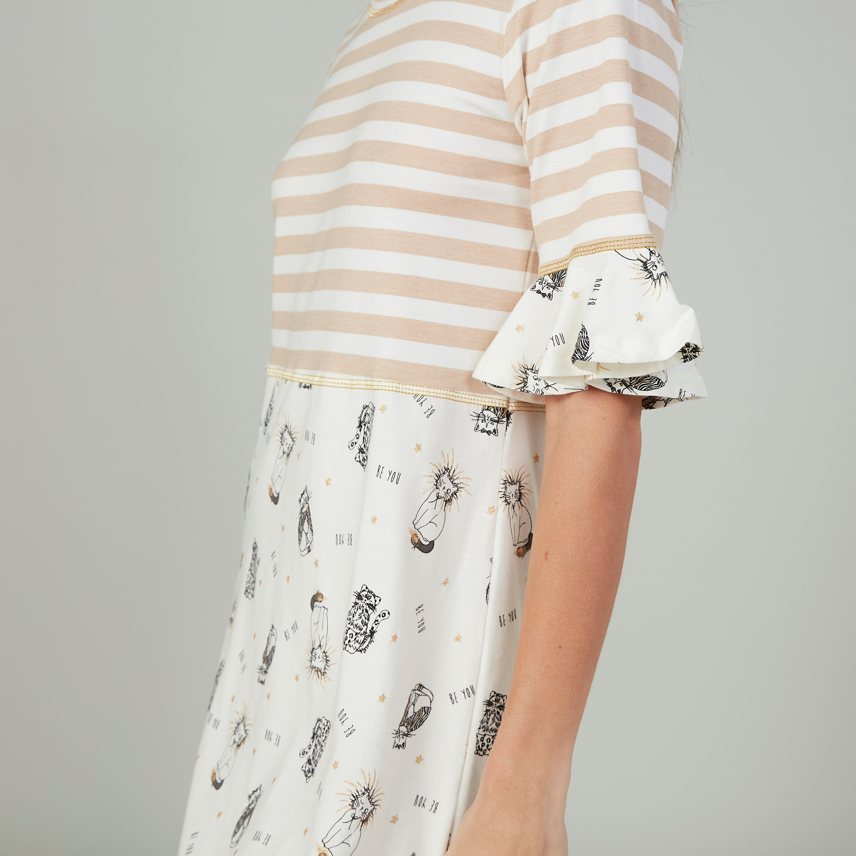 فستان نوم مستدام بياقة مستديرة وأكمام كشكشة مع طبعات -women-clothing-nightwear-nighties-image-3