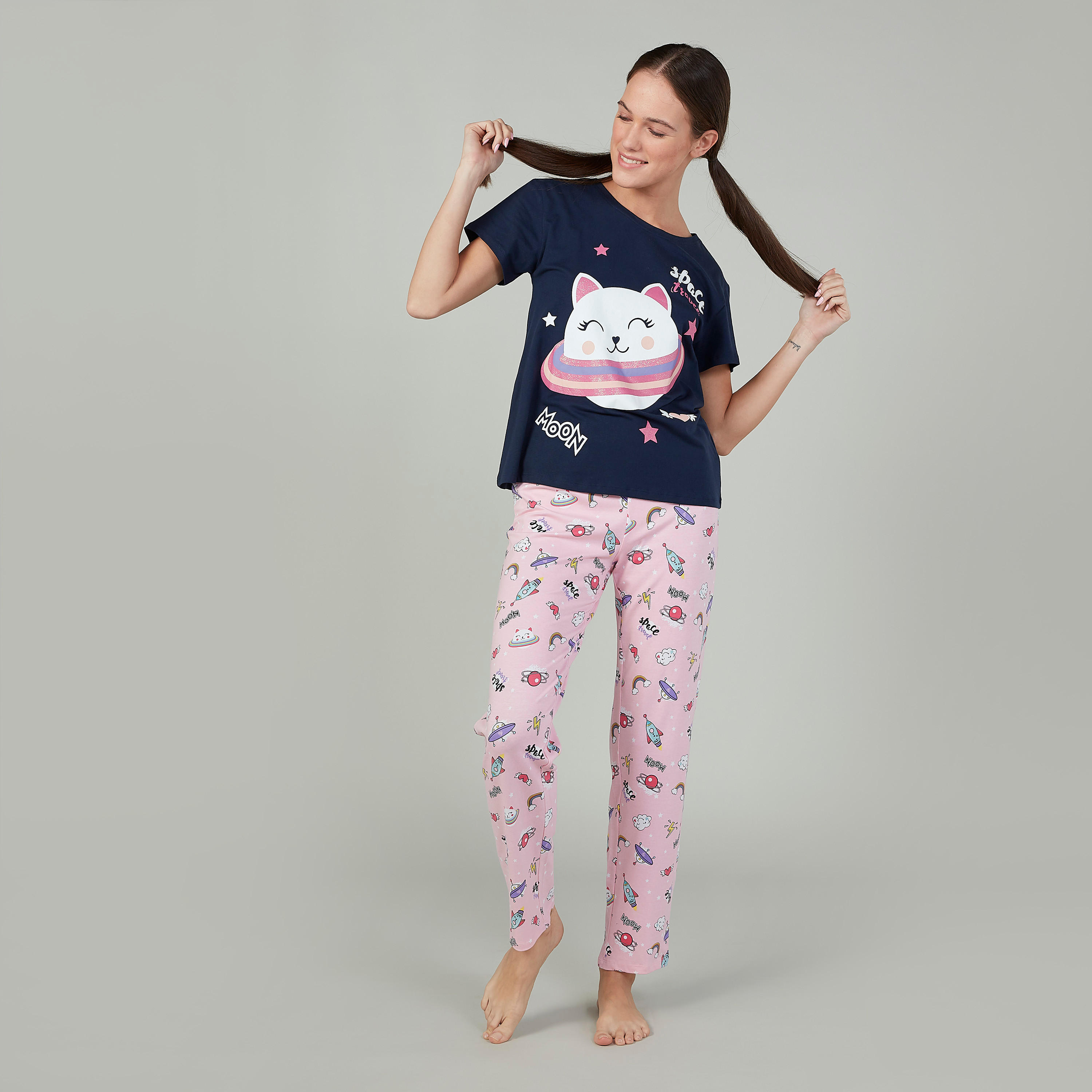 طقم مستدام من بنطلون بيجاما طويل وتيشيرت بياقة مستديرة وطبعات -women-clothing-nightwear-pyjamas-longsets-image-1
