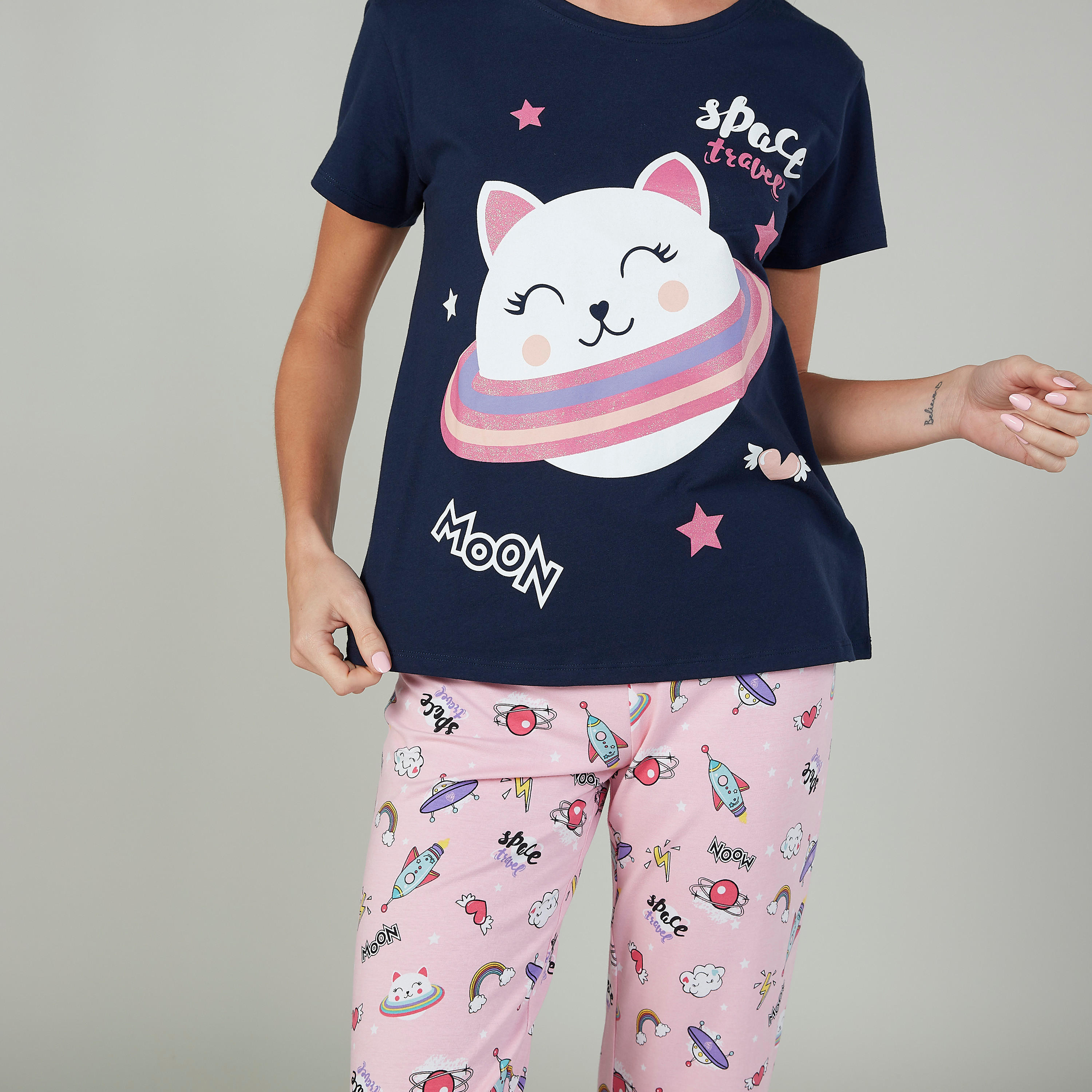 طقم مستدام من بنطلون بيجاما طويل وتيشيرت بياقة مستديرة وطبعات -women-clothing-nightwear-pyjamas-longsets-image-3