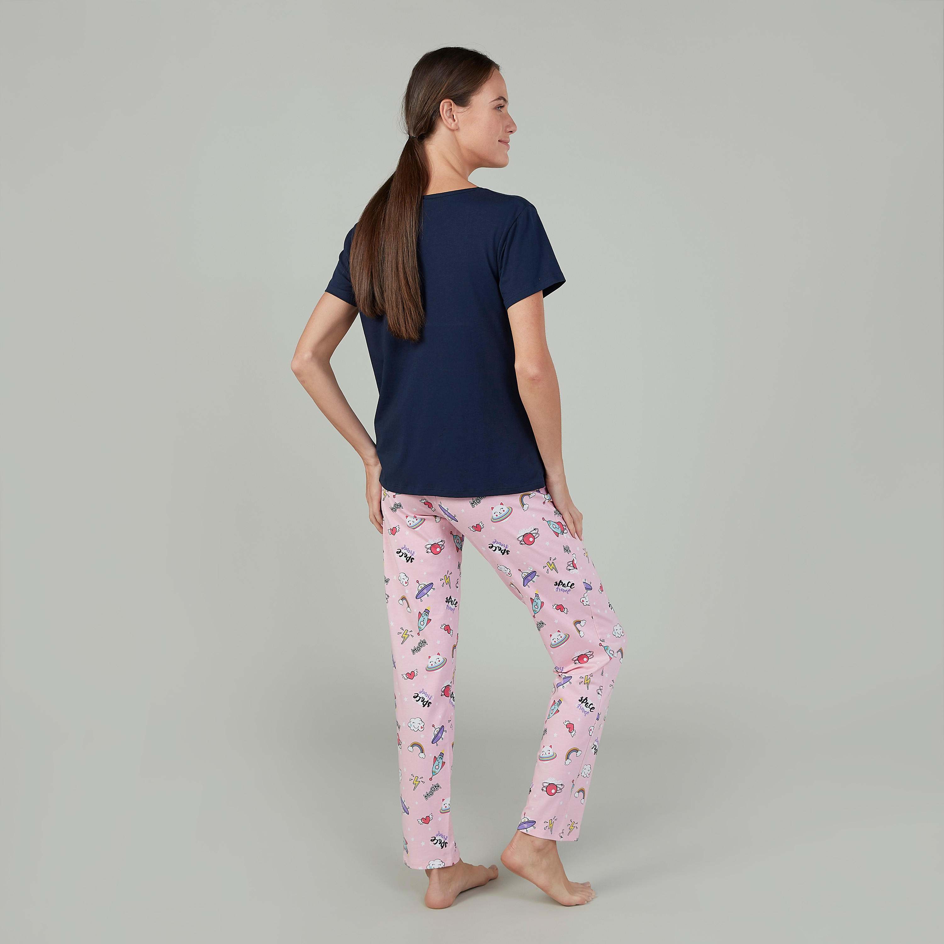 طقم مستدام من بنطلون بيجاما طويل وتيشيرت بياقة مستديرة وطبعات -women-clothing-nightwear-pyjamas-longsets-image-4