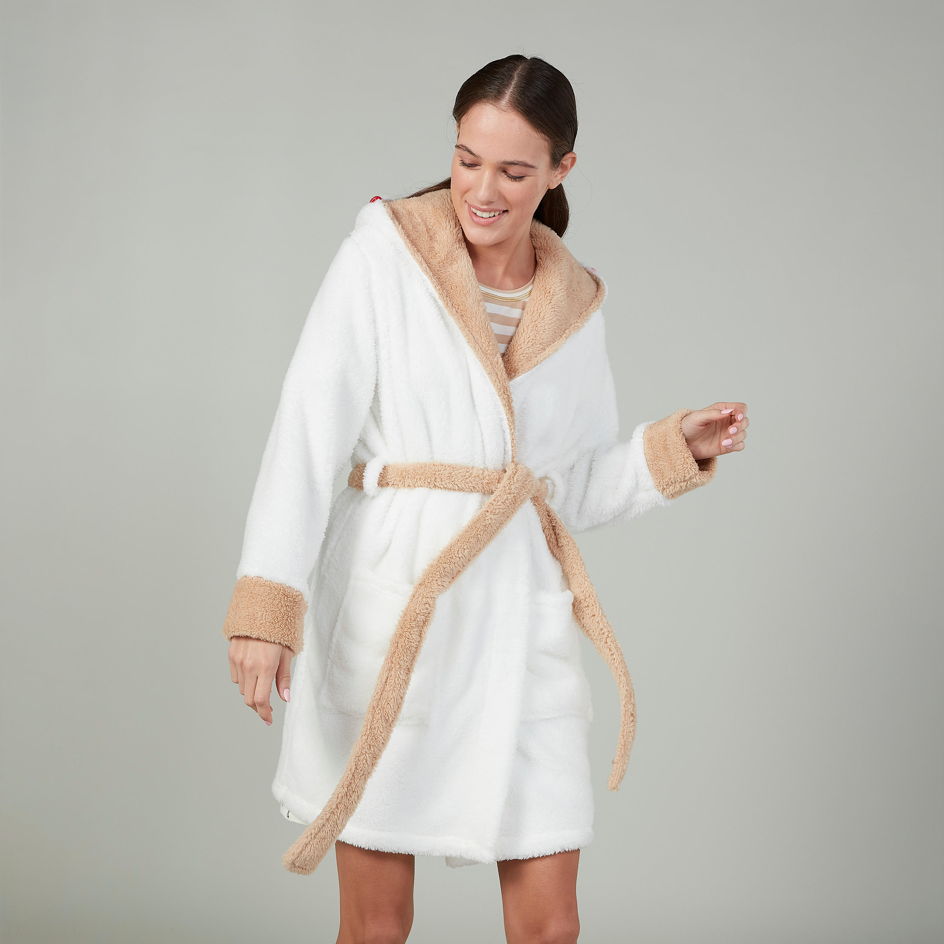 روب حمّام بارز الملمسبقبّعة وأكمام طويلة وتزيينات-women-clothing-nightwear-robes-image-1