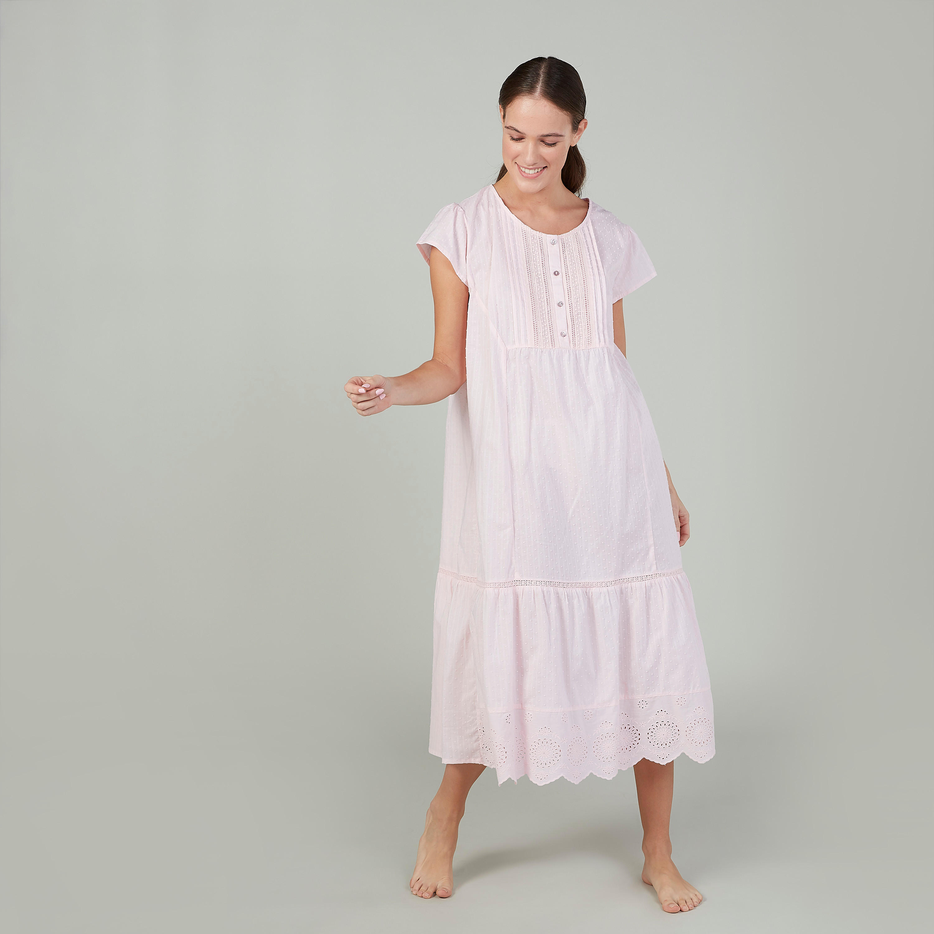 قميص نوم بارز الملمس بياقة عميقة وأكمام كاب-women-clothing-nightwear-nighties-image-1