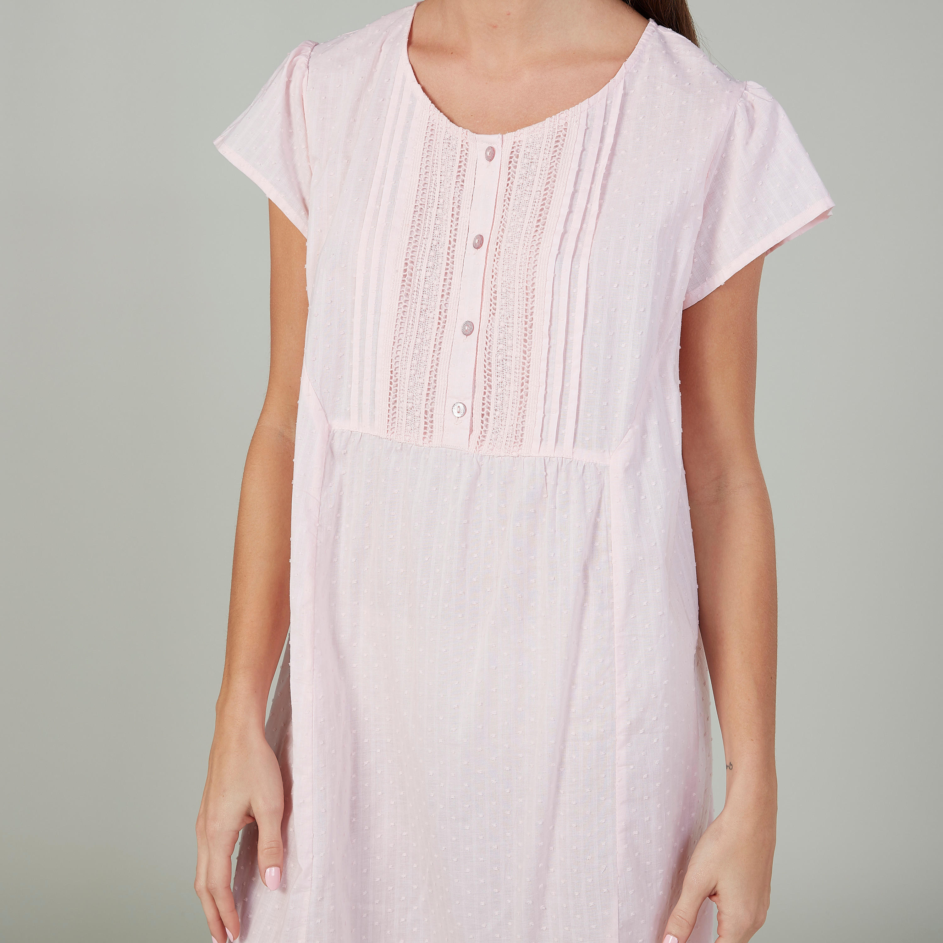 قميص نوم بارز الملمس بياقة عميقة وأكمام كاب-women-clothing-nightwear-nighties-image-3
