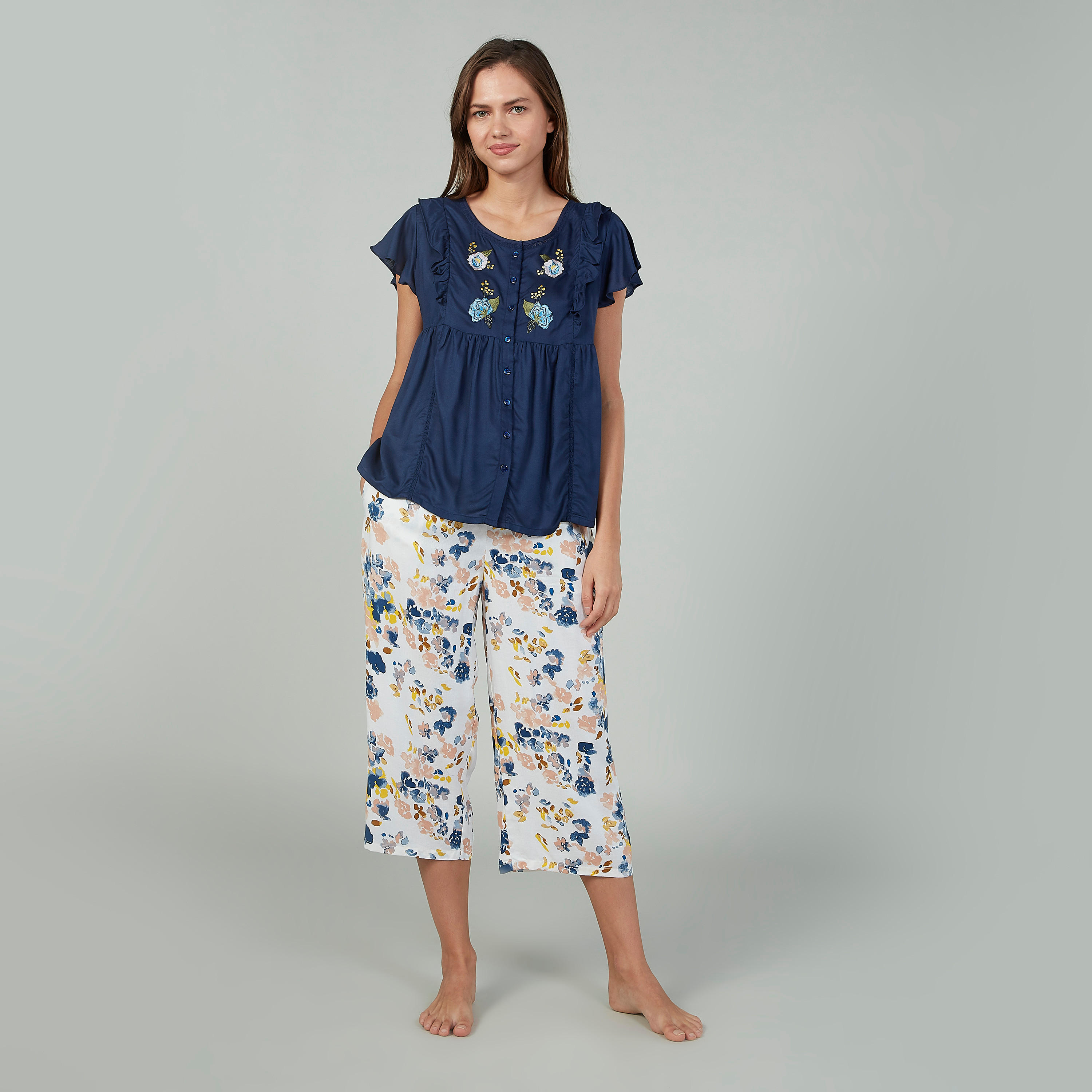 بلوزة بياقة مستديرة بطبعات مع بنطلون كابري بجيوب-women-clothing-nightwear-pyjamas-longsets-image-1