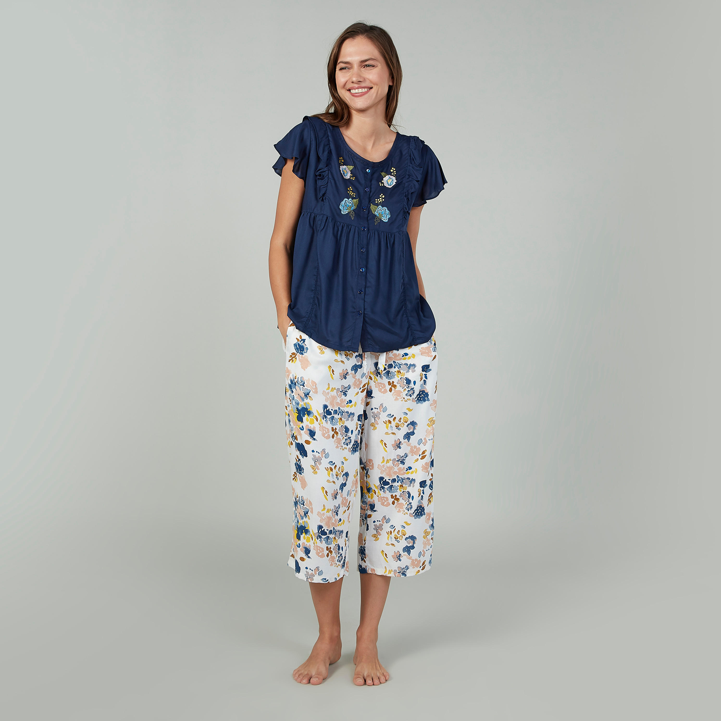 بلوزة بياقة مستديرة بطبعات مع بنطلون كابري بجيوب-women-clothing-nightwear-pyjamas-longsets-image-2