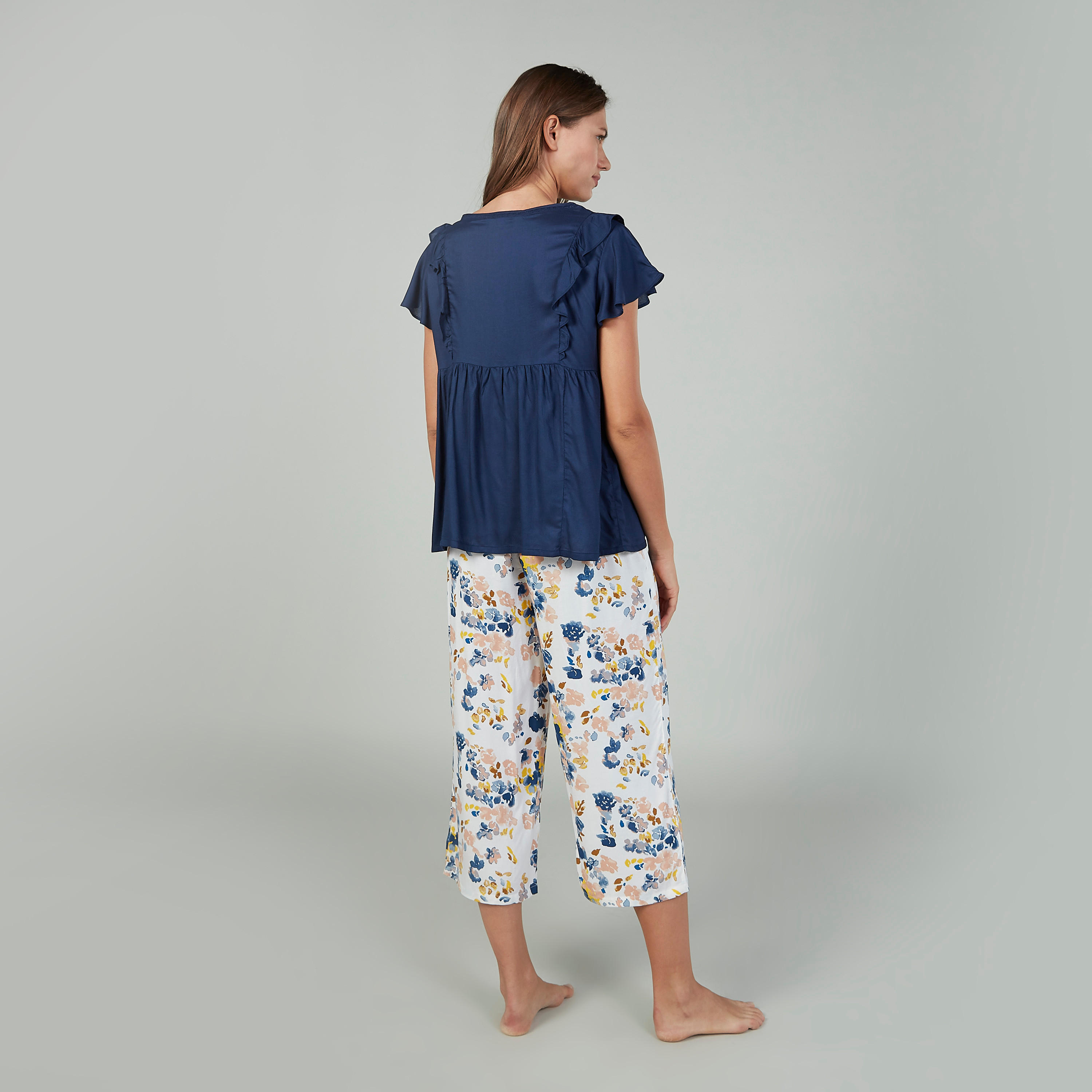 بلوزة بياقة مستديرة بطبعات مع بنطلون كابري بجيوب-women-clothing-nightwear-pyjamas-longsets-image-4
