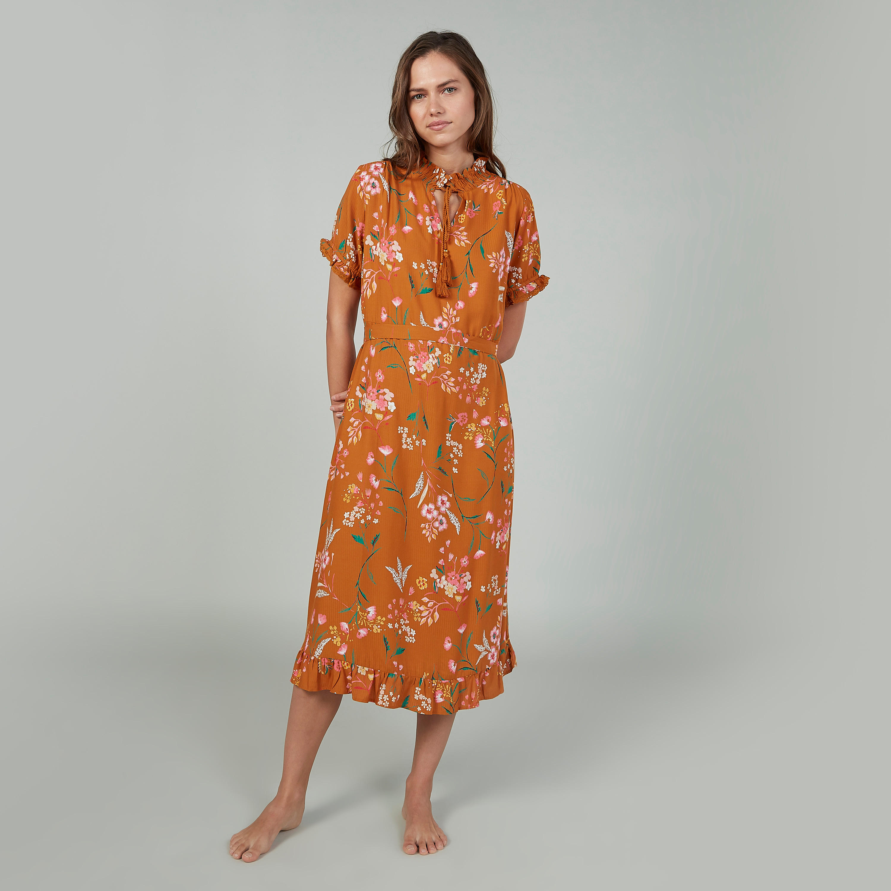 فستان نوم بأكمام قصيرة وطبعات مزينة بكشكش وأربطة-women-clothing-nightwear-nighties-image-1