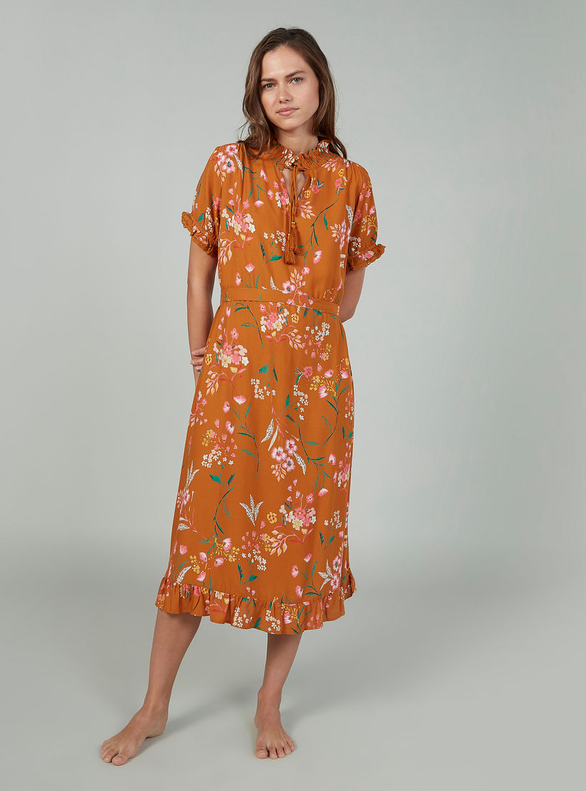 فستان نوم بأكمام قصيرة وطبعات مزينة بكشكش وأربطة-women-clothing-nightwear-nighties-image-1