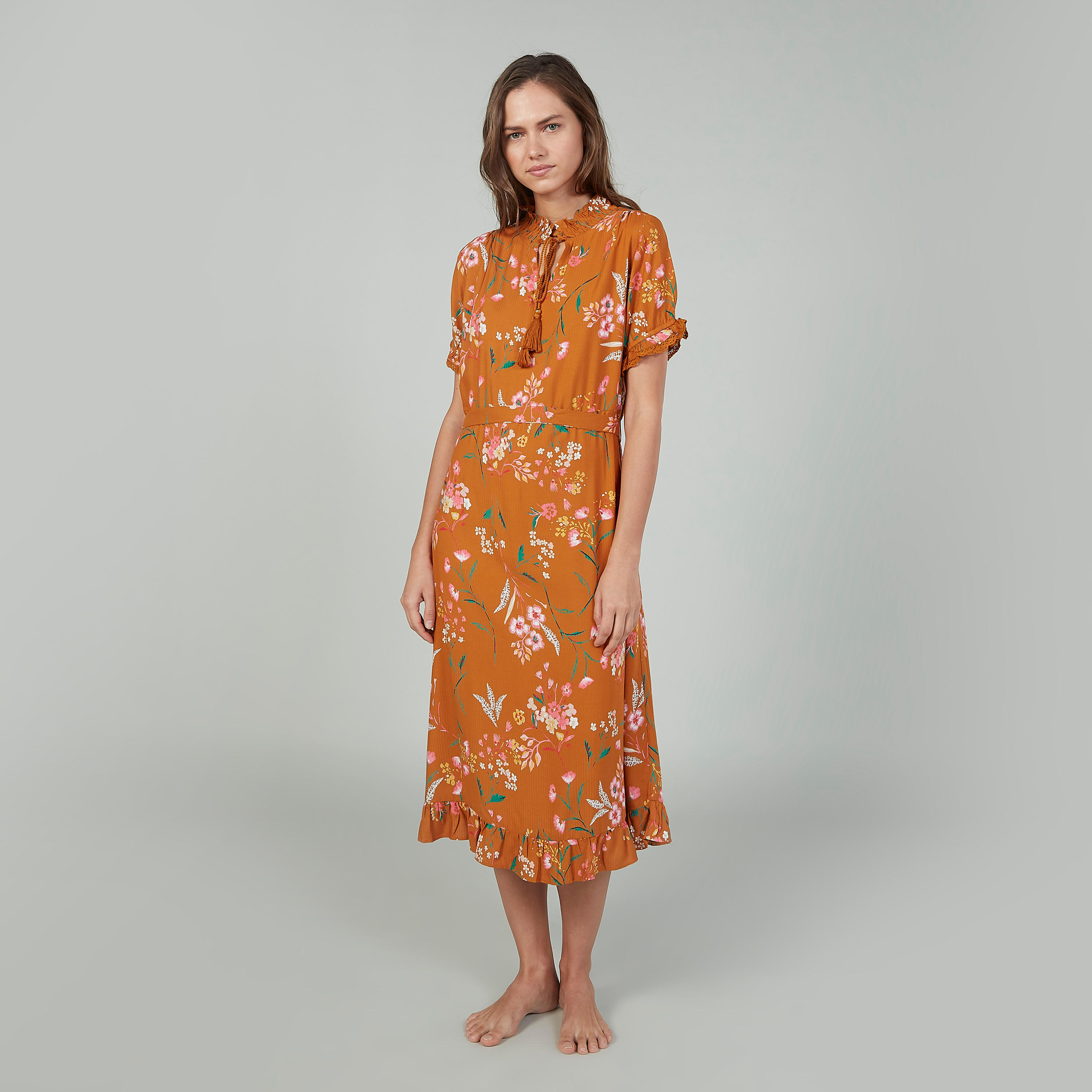 فستان نوم بأكمام قصيرة وطبعات مزينة بكشكش وأربطة-women-clothing-nightwear-nighties-image-2
