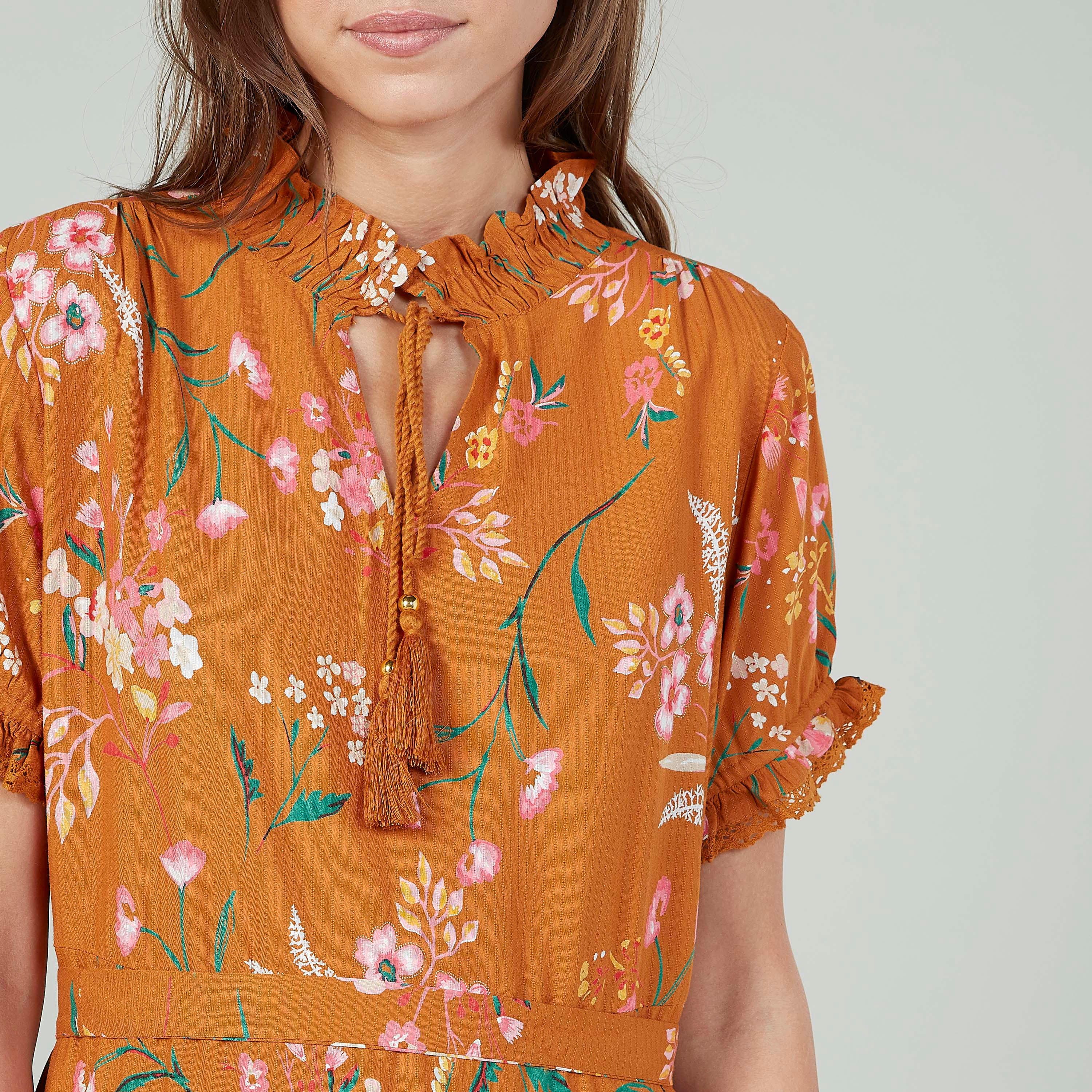 فستان نوم بأكمام قصيرة وطبعات مزينة بكشكش وأربطة-women-clothing-nightwear-nighties-image-3