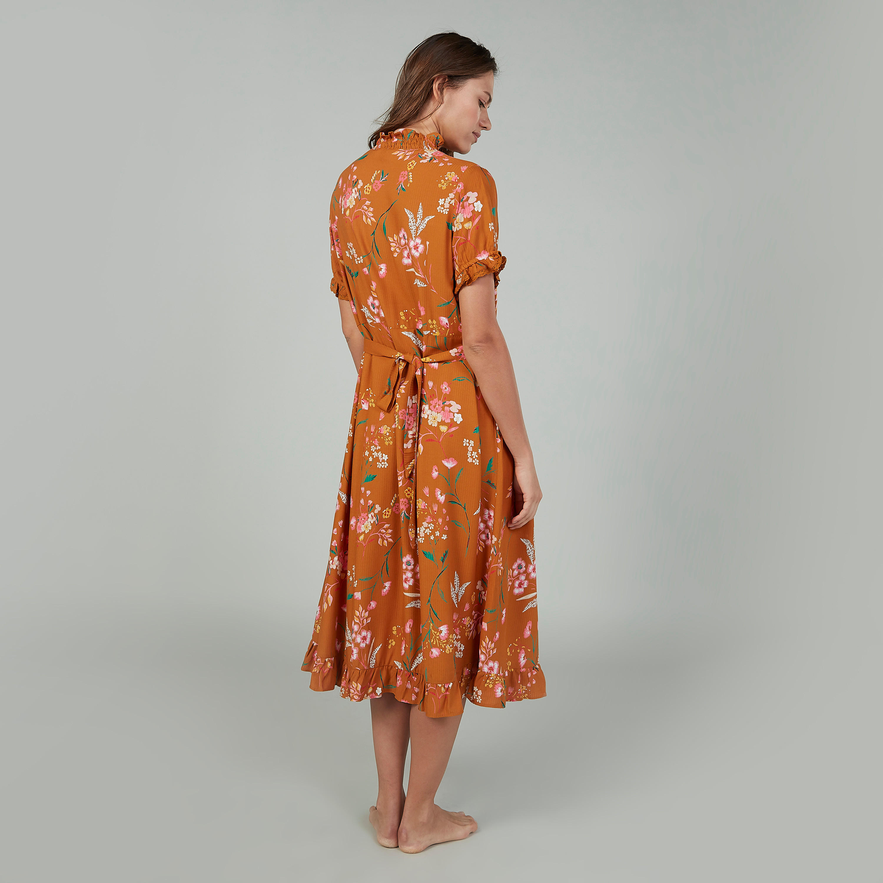 فستان نوم بأكمام قصيرة وطبعات مزينة بكشكش وأربطة-women-clothing-nightwear-nighties-image-4