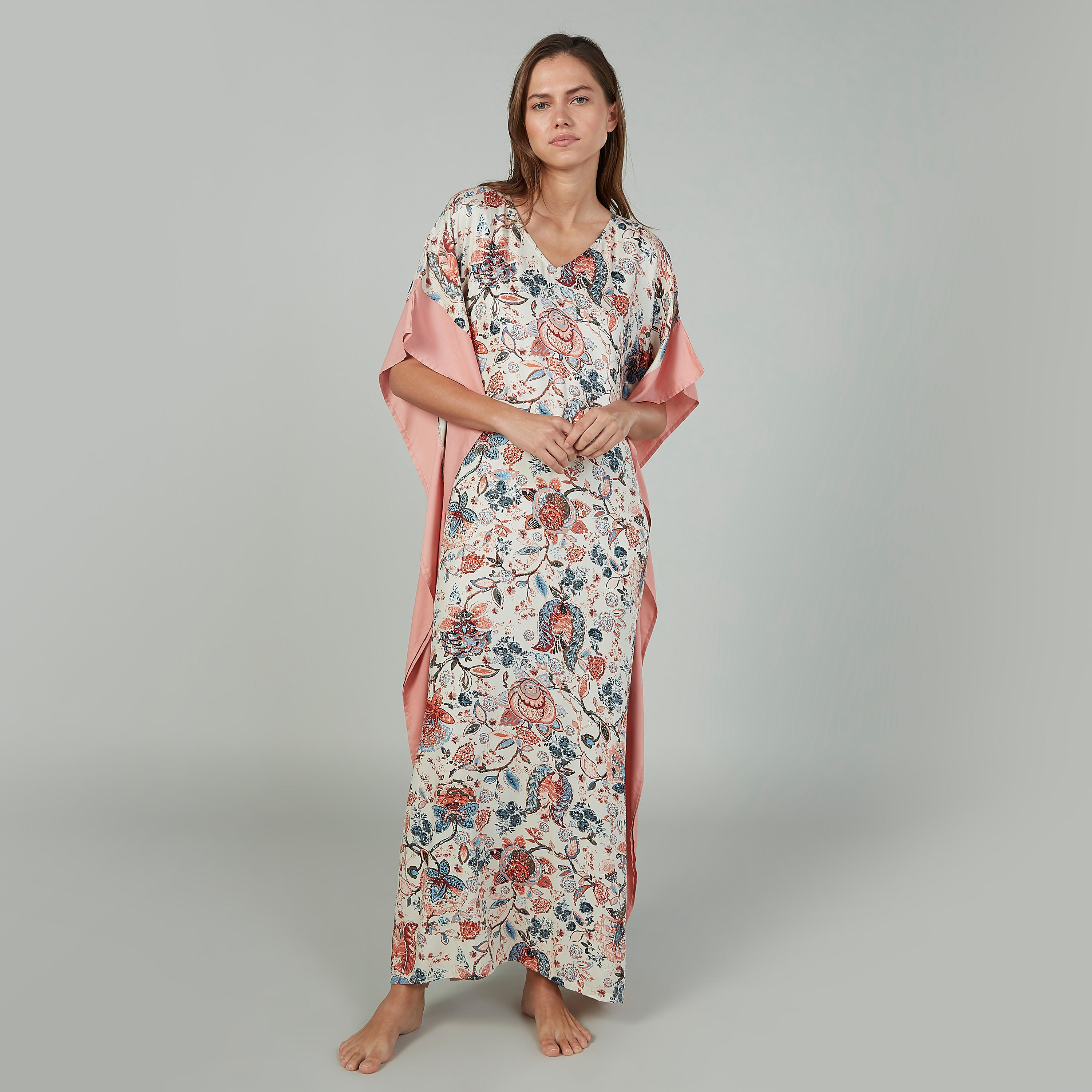 قميص نوم طويل بياقة V وأكمام واسعة وطبعات-women-clothing-nightwear-nighties-image-1