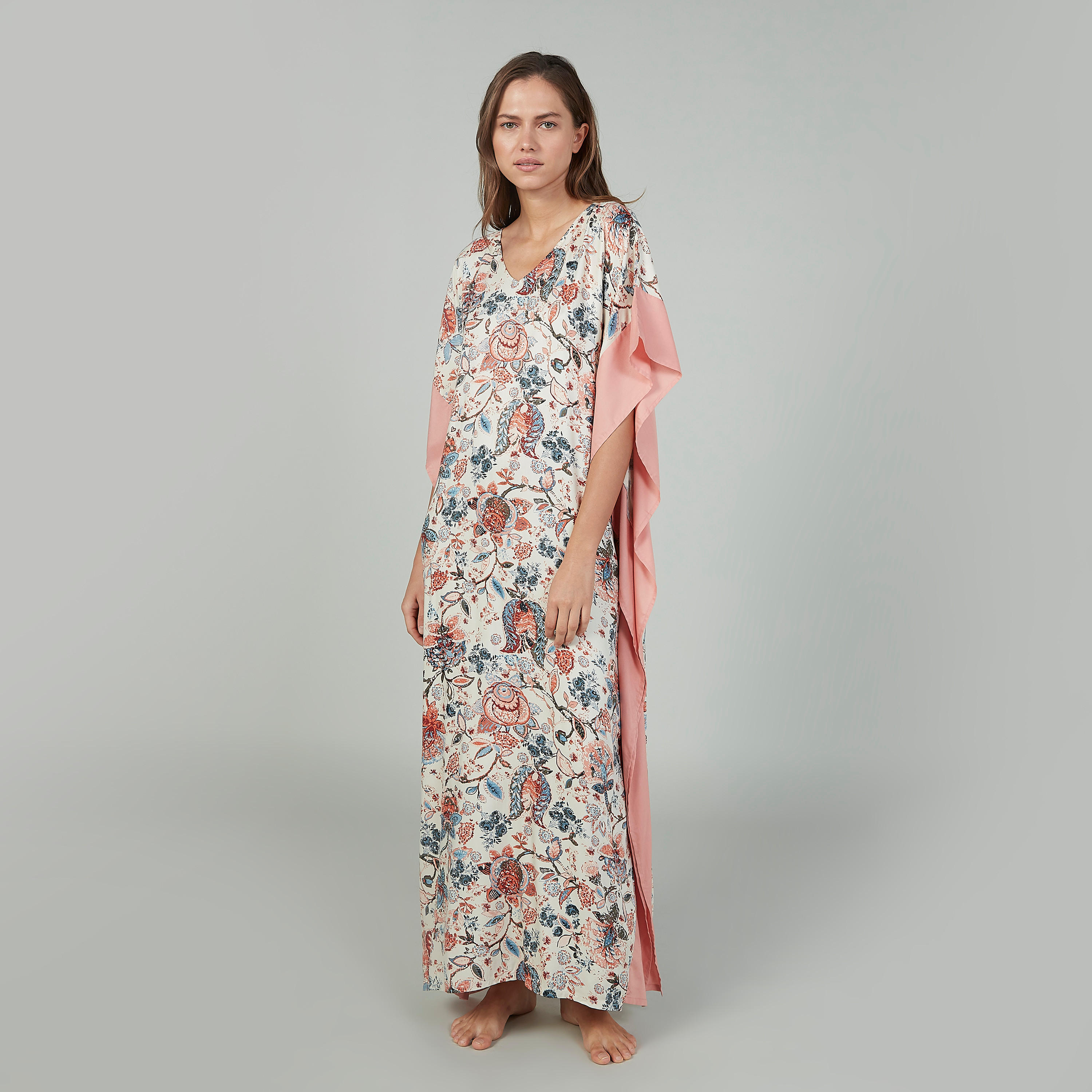 قميص نوم طويل بياقة V وأكمام واسعة وطبعات-women-clothing-nightwear-nighties-image-2