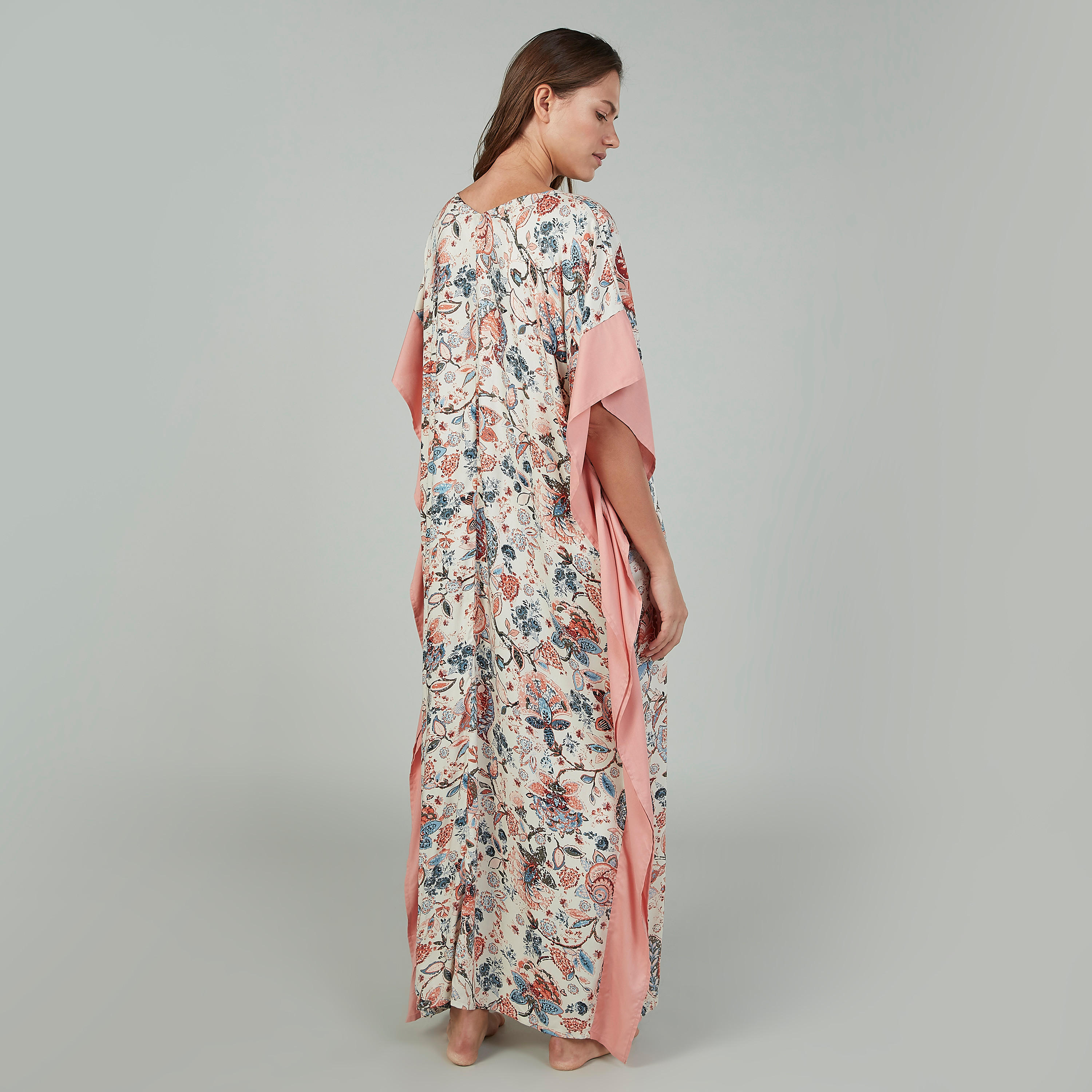 قميص نوم طويل بياقة V وأكمام واسعة وطبعات-women-clothing-nightwear-nighties-image-4