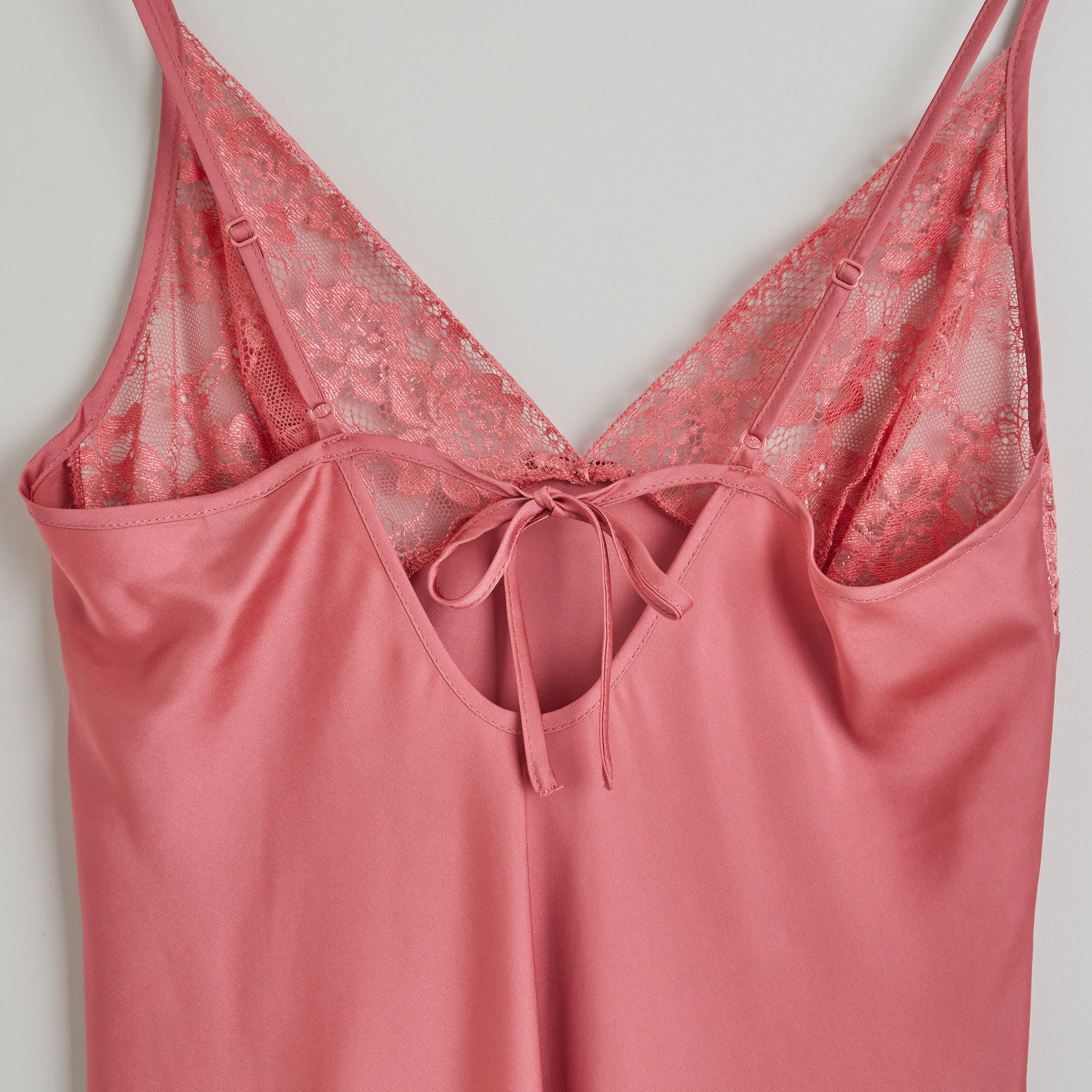فستان دون أكمام بياقة V وأربطة وتفاصيل دانتيل-women-clothing-nightwear-nighties-image-4
