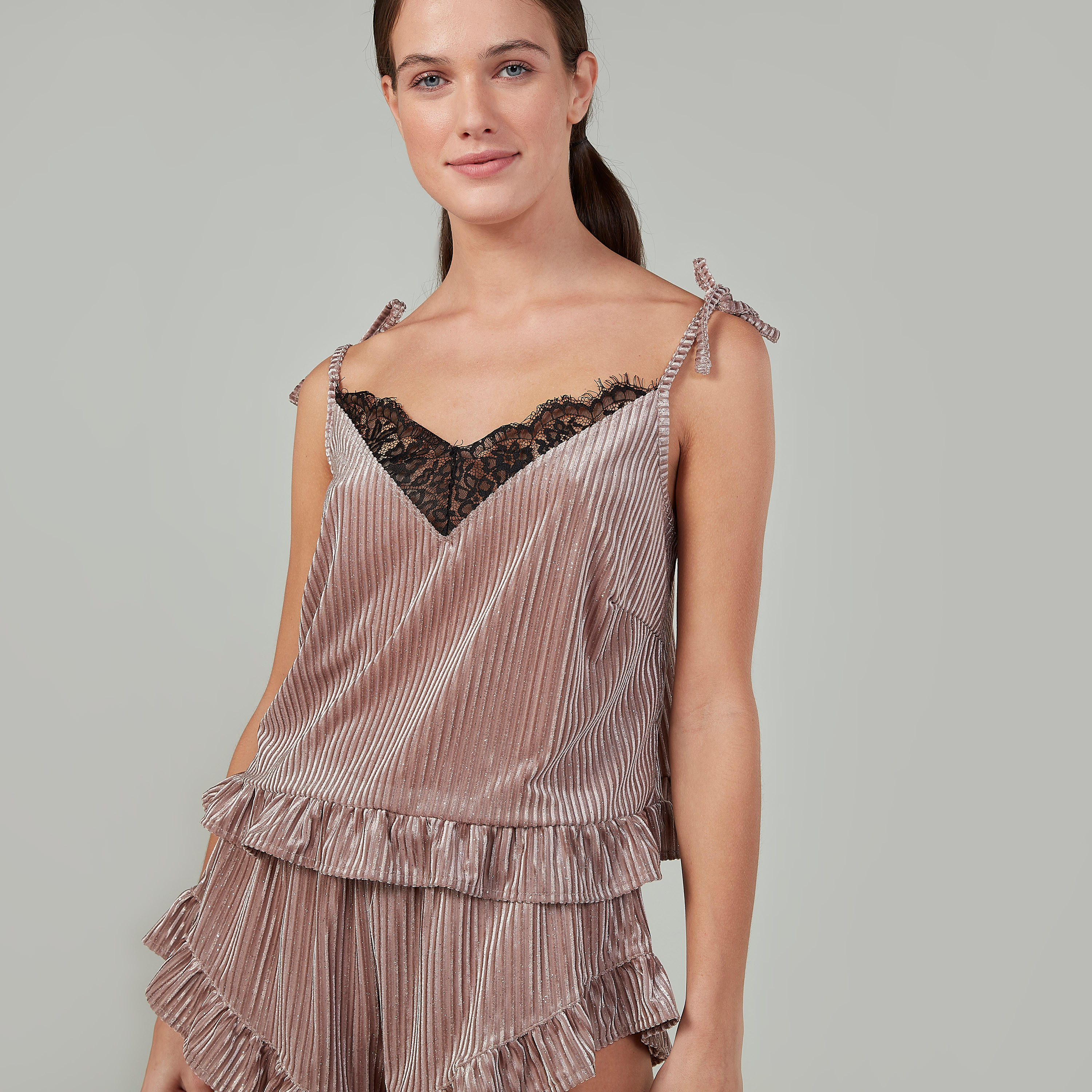 طقم شورت بتفاصيل كشكش وبلوزة بارزة الملمس دون أكمام-women-clothing-nightwear-pyjamas-longsets-image-3