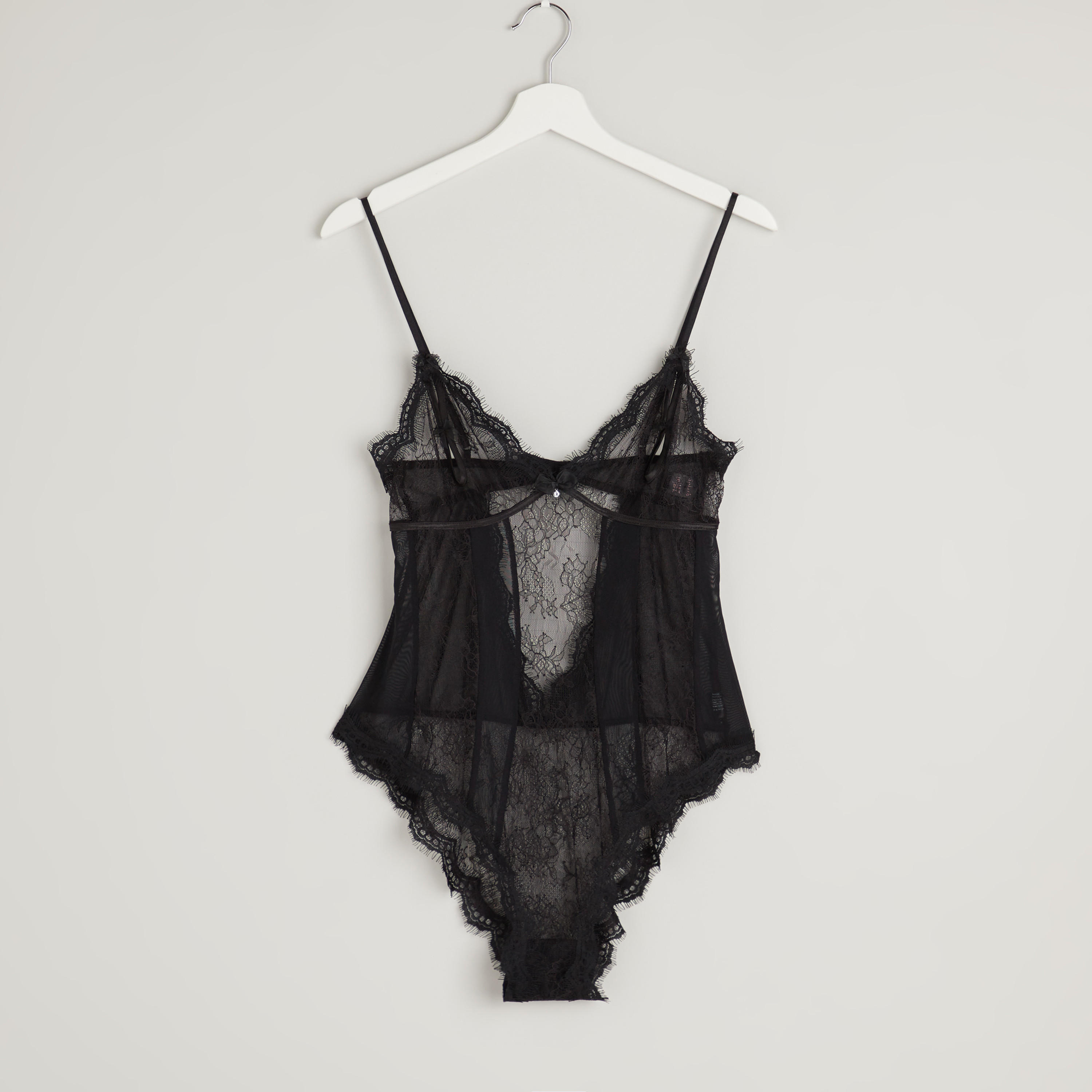 بيبي دول بحمالات رفيعة وياقة V وتفاصيل دانتيل-women-clothing-lingerie-babydollsandbodysuits-image-1