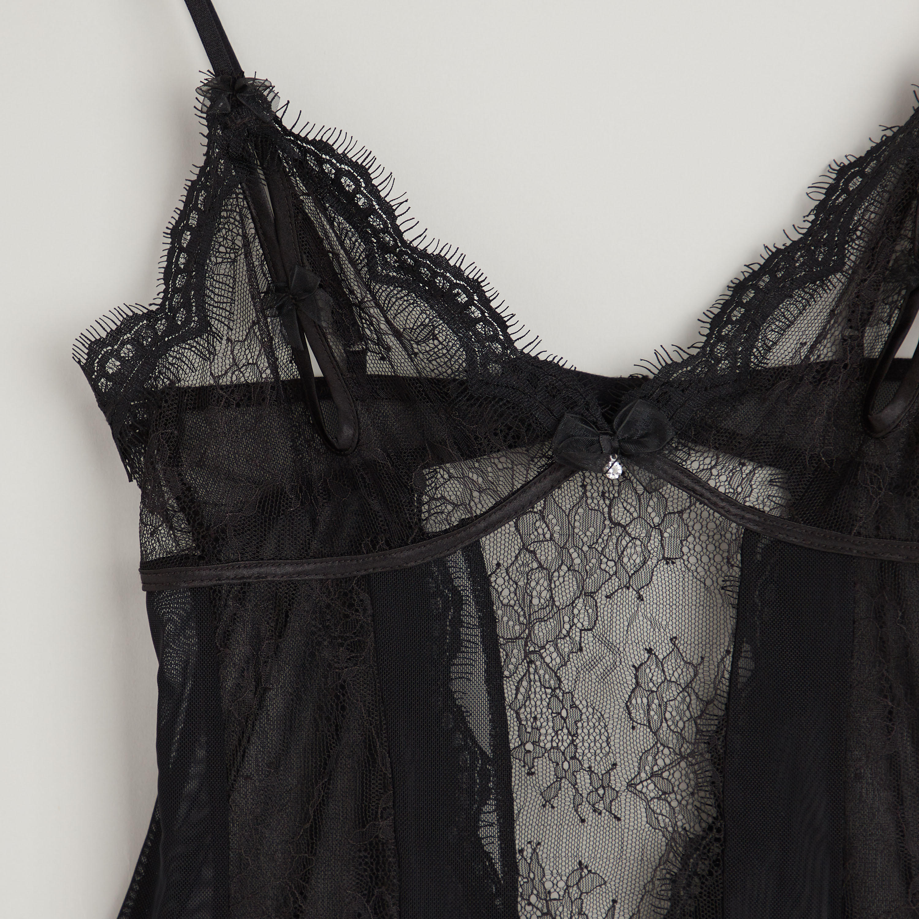 بيبي دول بحمالات رفيعة وياقة V وتفاصيل دانتيل-women-clothing-lingerie-babydollsandbodysuits-image-2