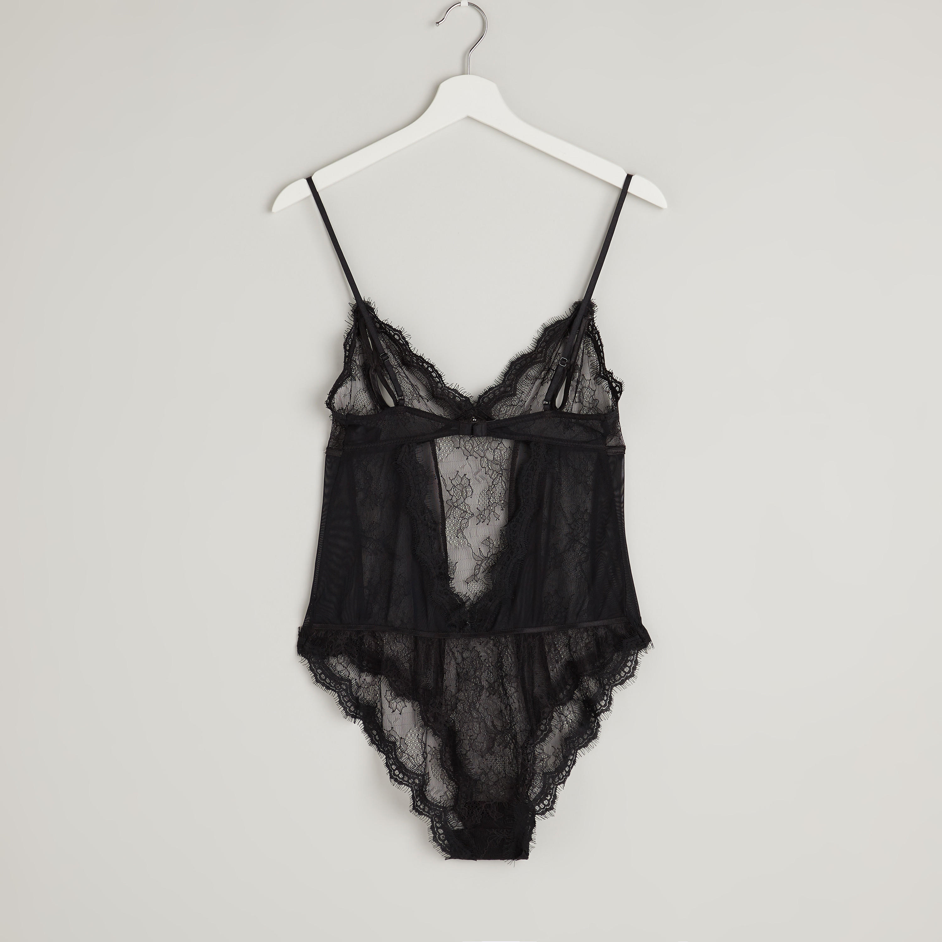 بيبي دول بحمالات رفيعة وياقة V وتفاصيل دانتيل-women-clothing-lingerie-babydollsandbodysuits-image-3