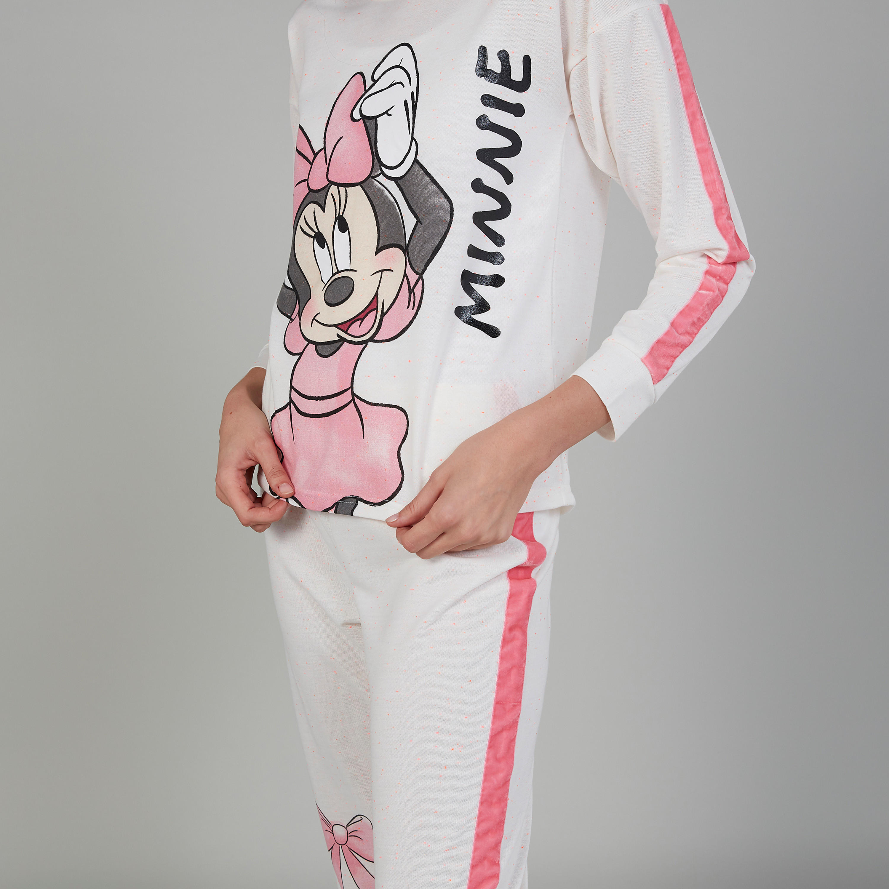 طقم بنطلون بيجاما وتيشيرت بطبعات ميني ماوس-women-clothing-nightwear-pyjamas-longsets-image-3