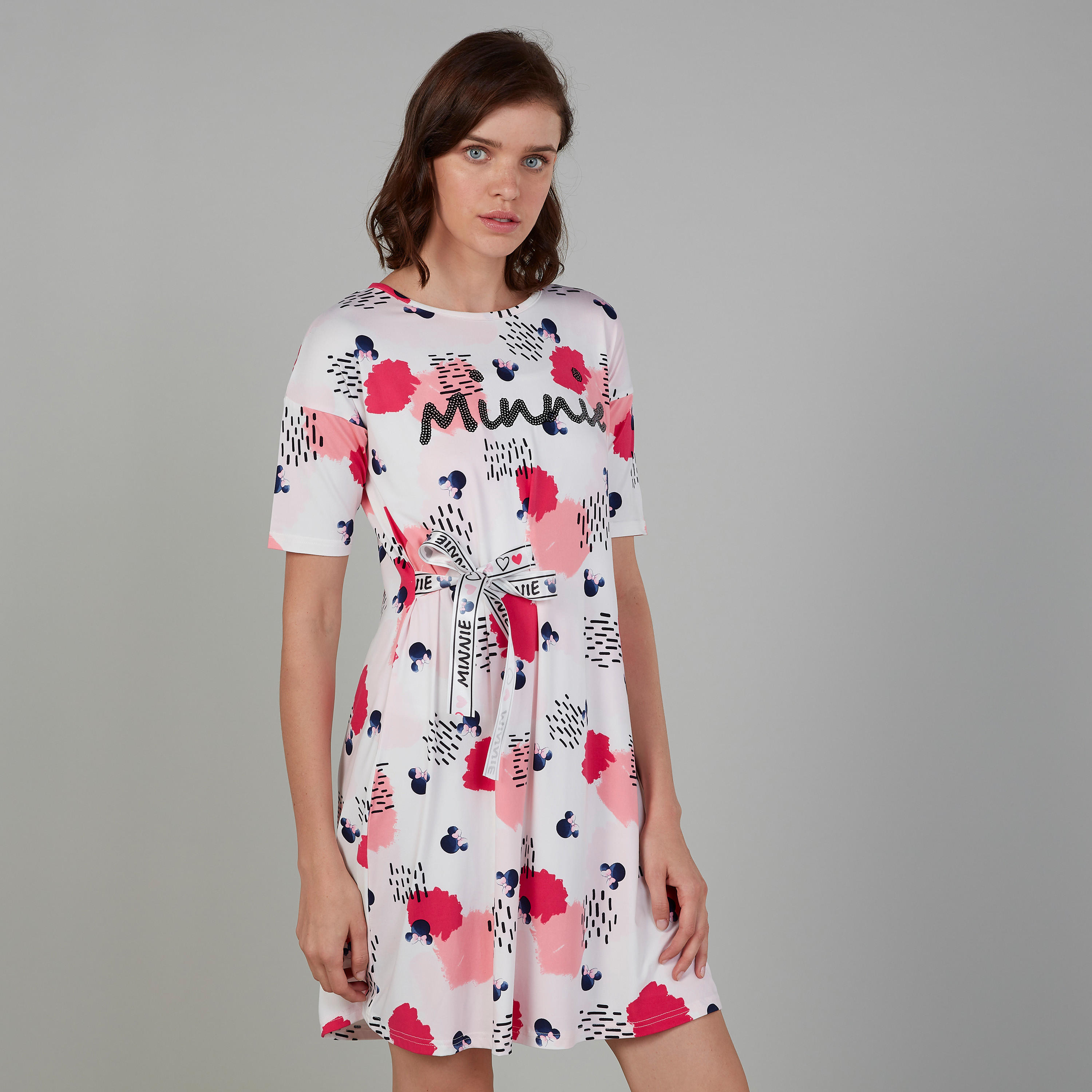 فستان نوم بأكمام قصيرة وأربطة بطبعات ميني ماوس-women-clothing-nightwear-nighties-image-1