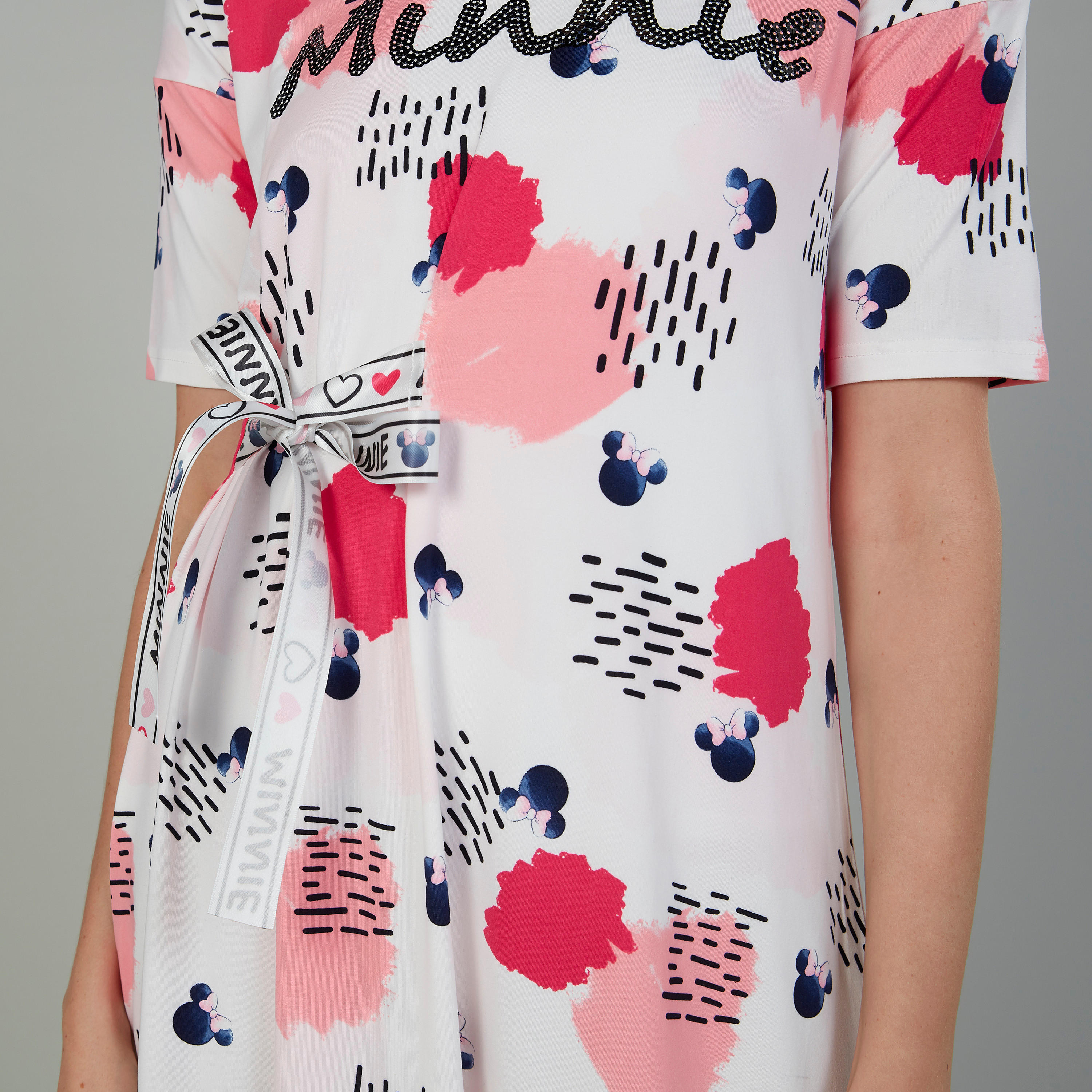 فستان نوم بأكمام قصيرة وأربطة بطبعات ميني ماوس-women-clothing-nightwear-nighties-image-3
