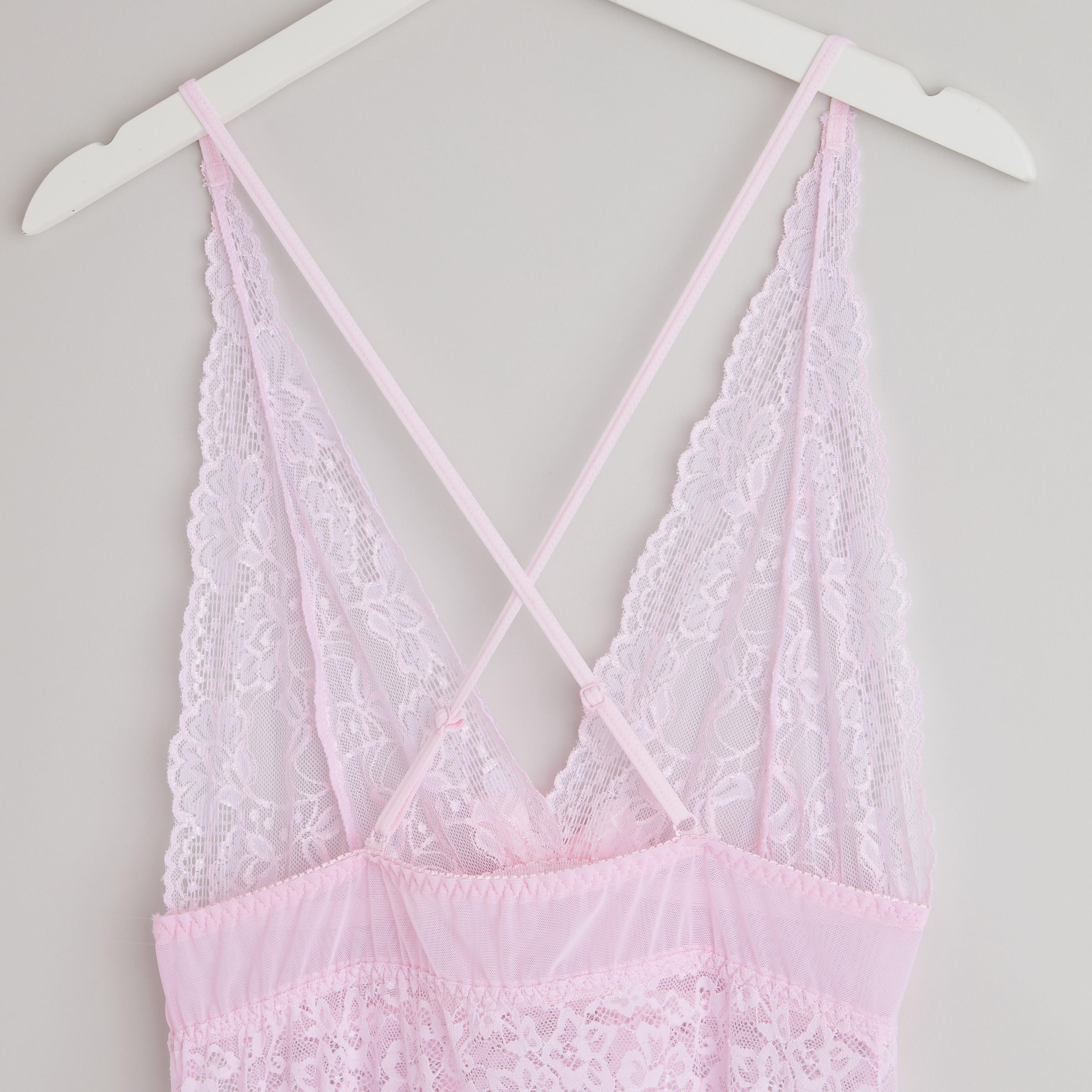قميص نوم طويل بياقة V وتفاصيل دانتيل مع ثونج-women-clothing-nightwear-nighties-image-3