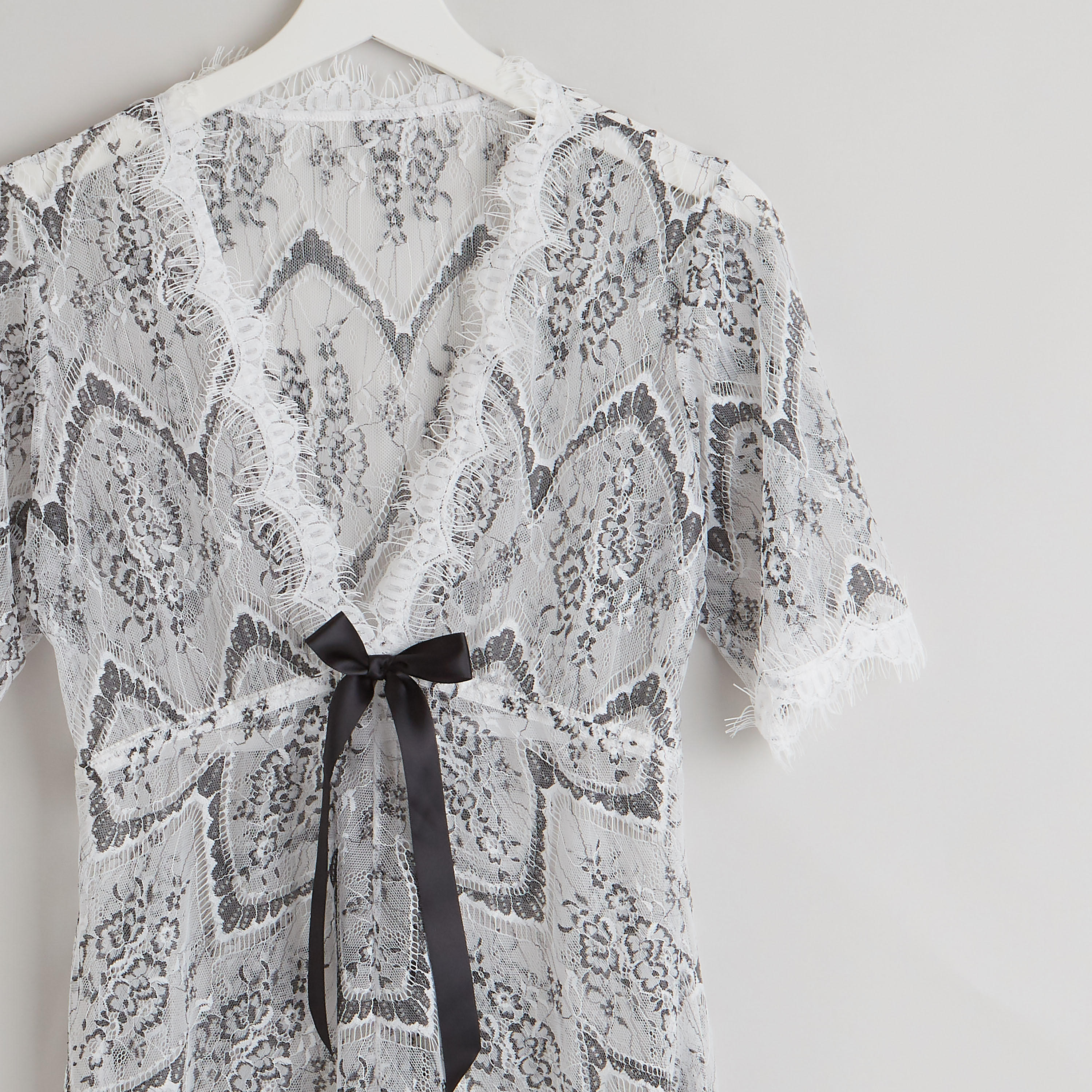 قميص قصيربياقة V وأكمام قصيرة بطبعات مع ثونج-women-clothing-nightwear-nighties-image-3