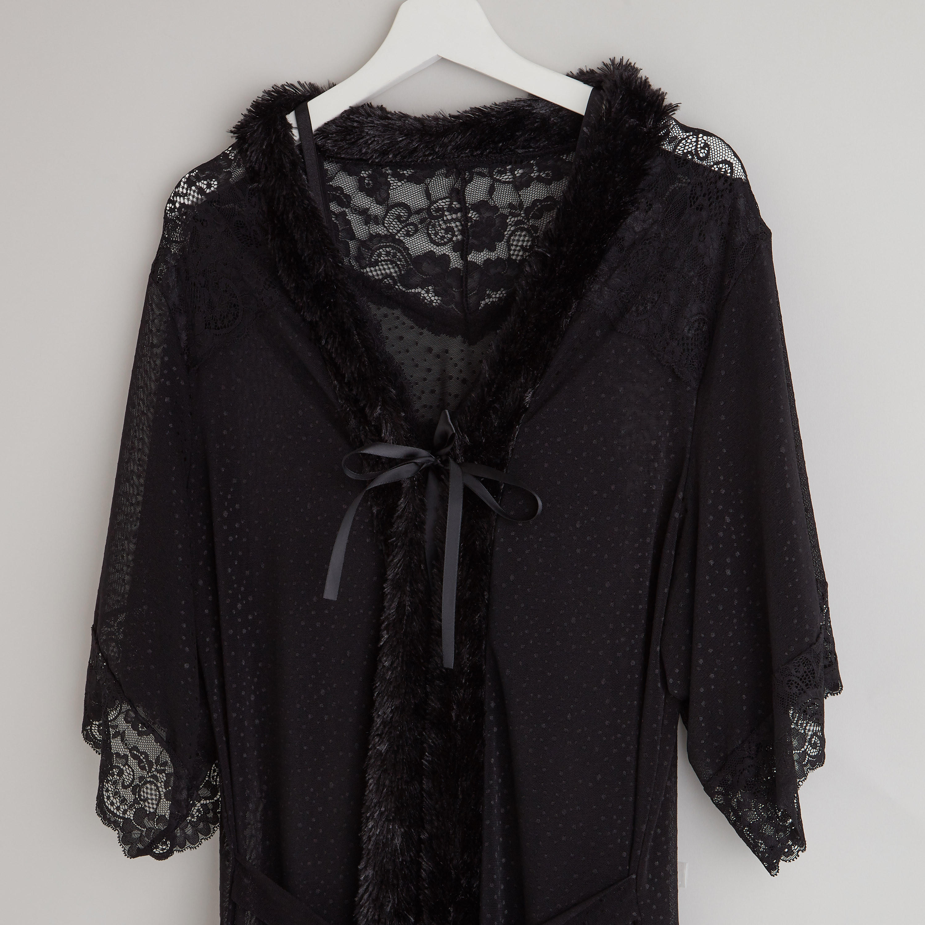 طقم نوم بتفاصيل دانتيل مع أربطة وثونغ - 3 قطع-women-clothing-nightwear-nighties-image-3