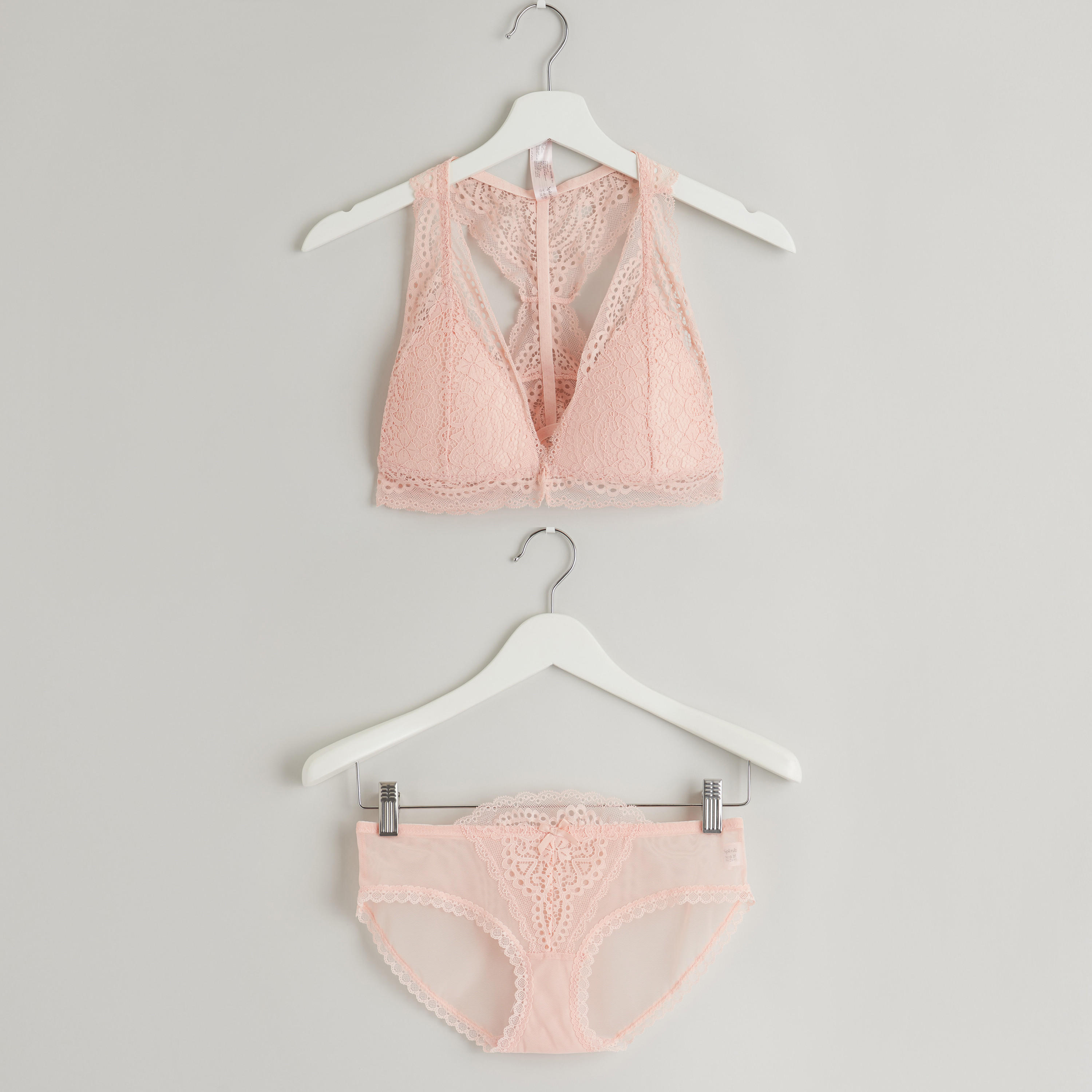 طقم سروال داخلي وصدريّة مبطّنة بتفاصيل دانتيل-women-clothing-lingerie-lingeriesets-image-1