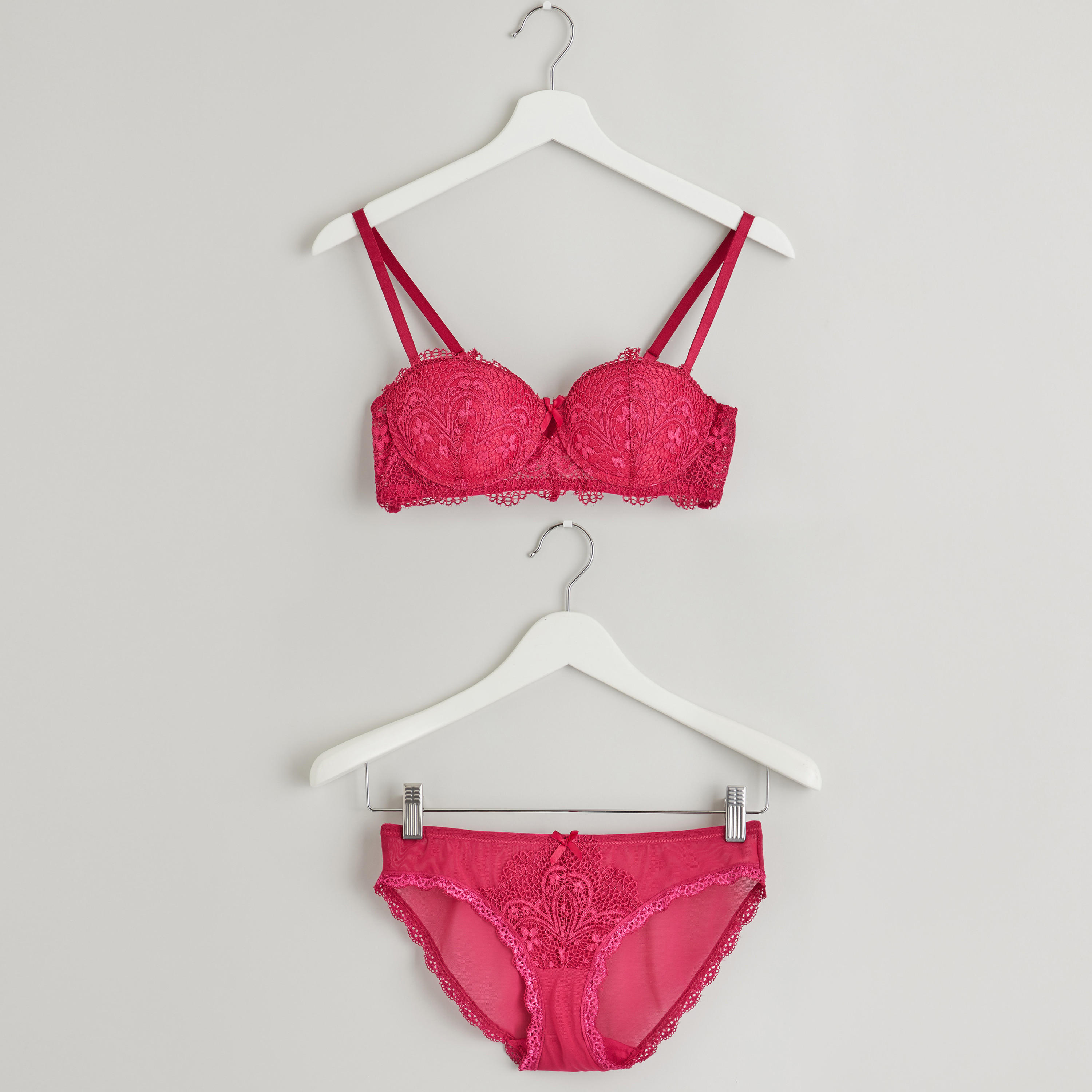 طقم سراويل داخلية وصدريّة مبطّنة بتفاصيل دانتيل-women-clothing-lingerie-lingeriesets-image-1