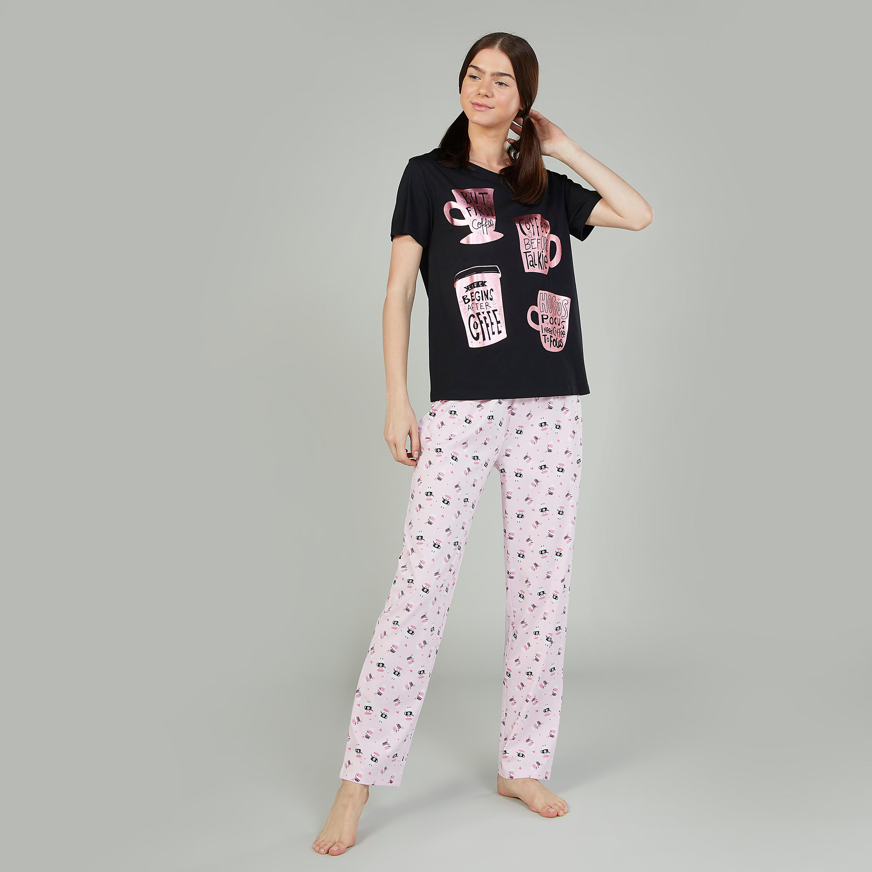 طقم بنطلون بيجاما وتيشيرت بياقة مستديرة وطبعات-women-clothing-nightwear-pyjamas-longsets-image-1