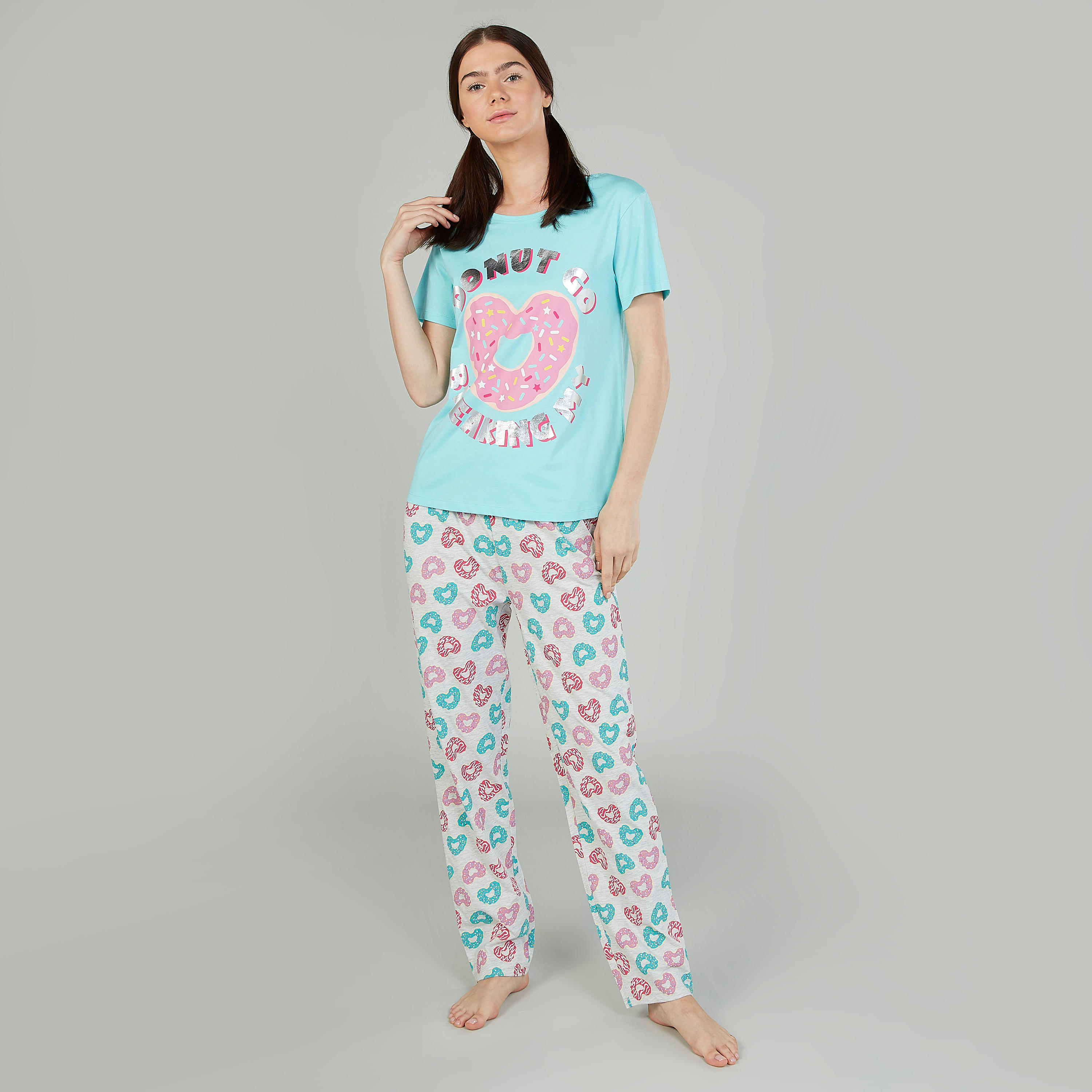 طقم بنطلون بيجاما وتيشيرت بياقة مستديرة وطبعات-women-clothing-nightwear-pyjamas-longsets-image-1