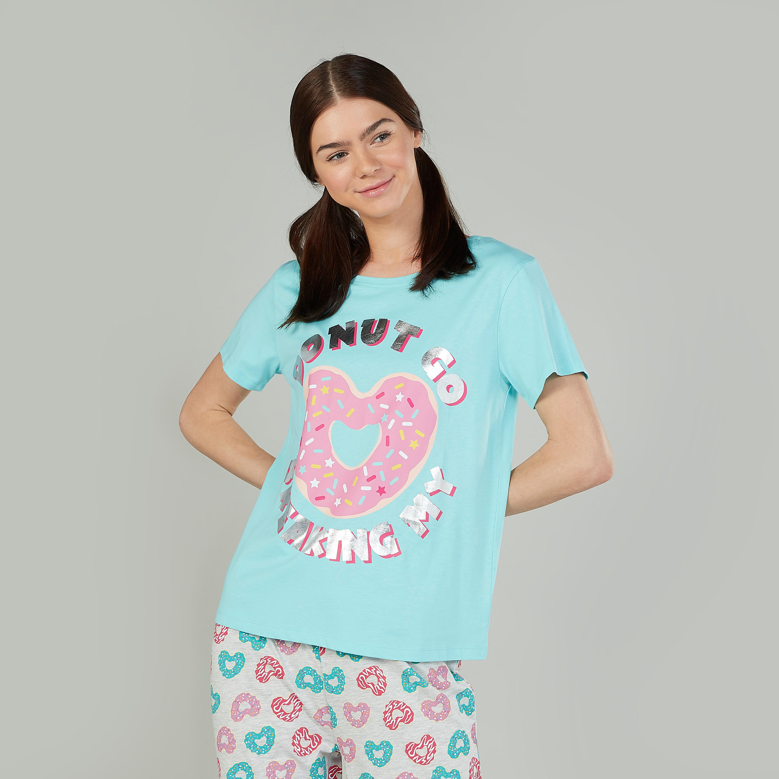 طقم بنطلون بيجاما وتيشيرت بياقة مستديرة وطبعات-women-clothing-nightwear-pyjamas-longsets-image-3