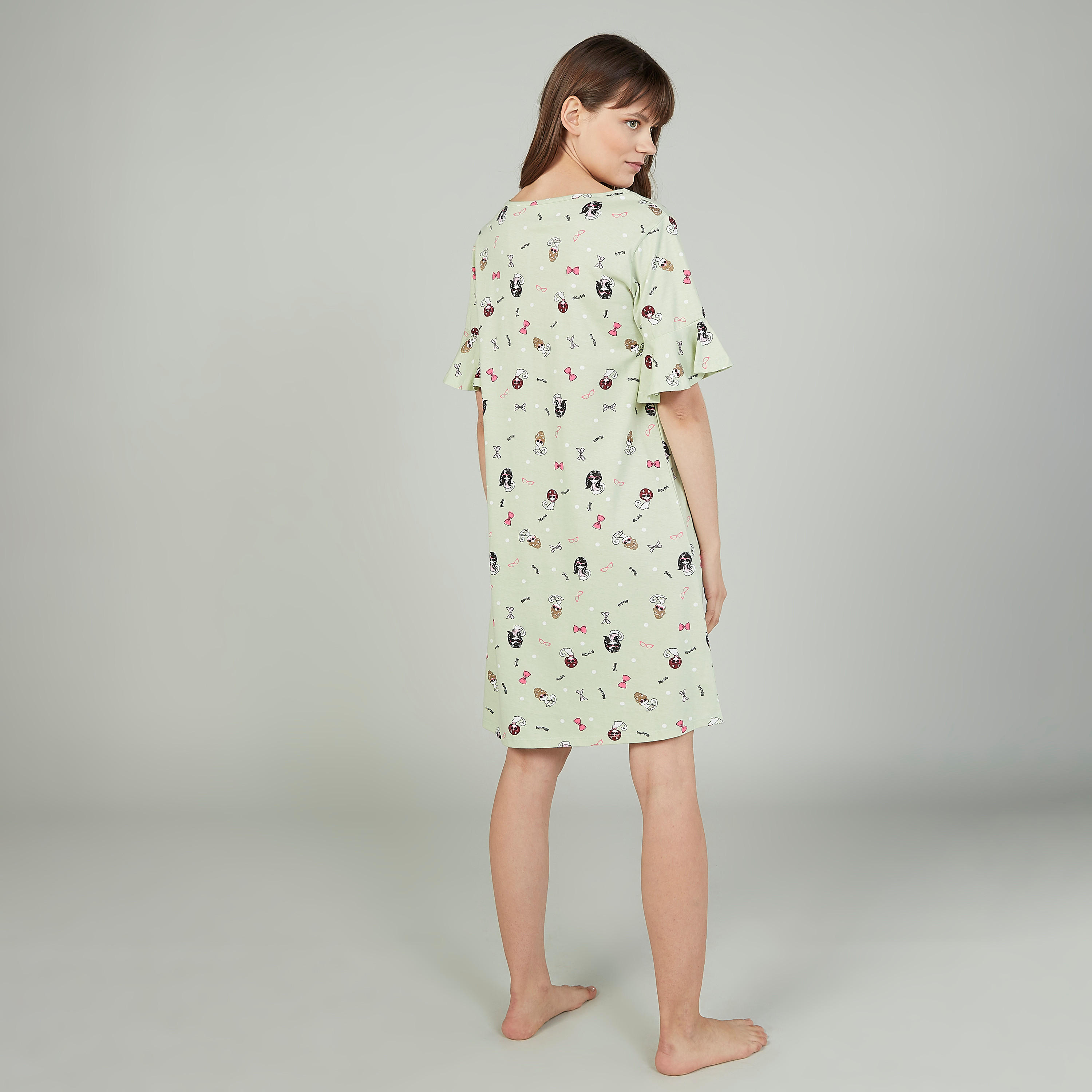 فستان نوم مستدام بأكمام واسعة وطبعات - طقم من قطعتين-women-clothing-nightwear-nighties-image-5