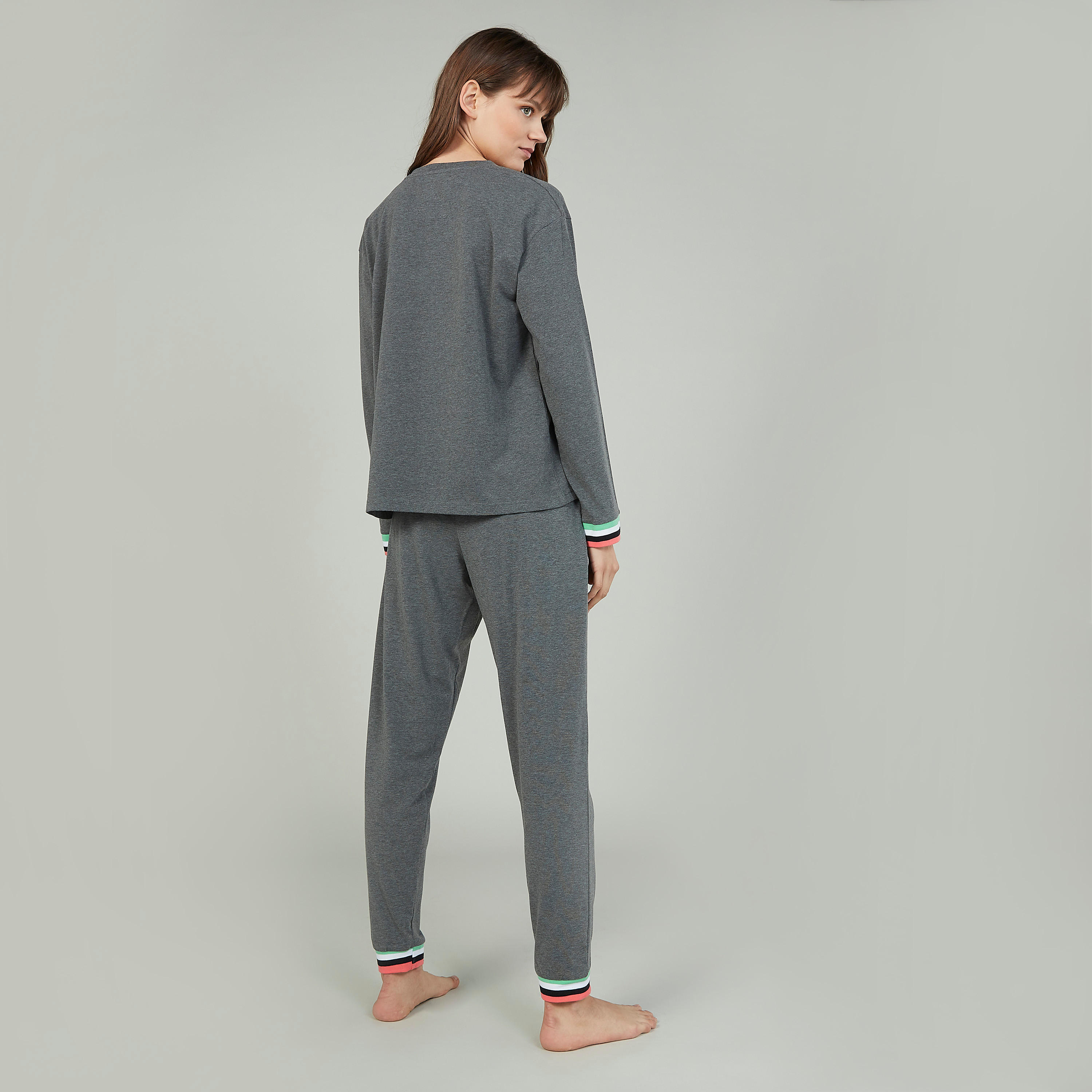 طقم بنطلون رياضي طويل مع تيشيرت بأكمام طويلة وطبعات ميكي ماوس-women-clothing-nightwear-pyjamas-longsets-image-2
