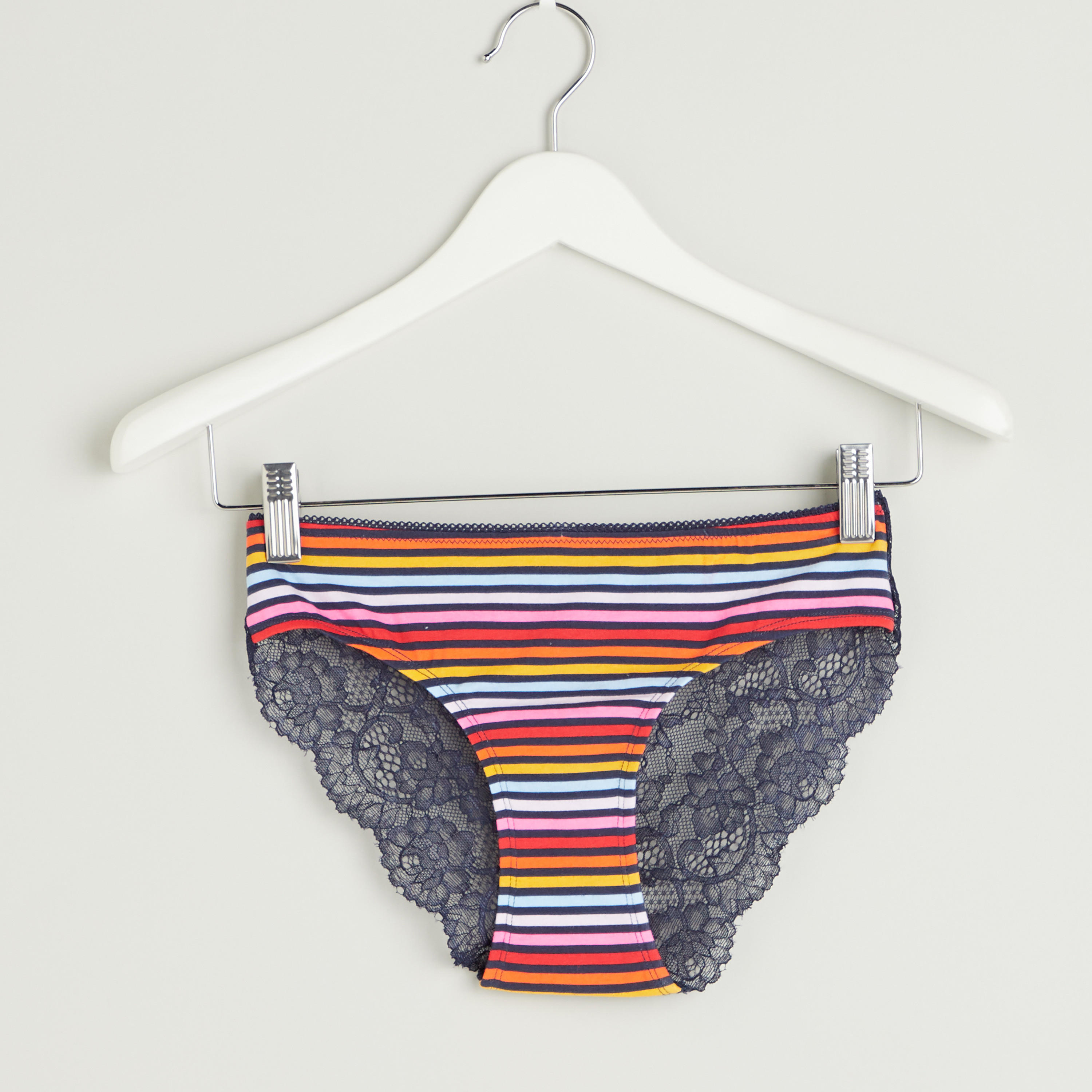 سراويل بيكيني مخططة بخصر مطّاطي وتفاصيل دانتيل-women-clothing-lingerie-panties-image-1